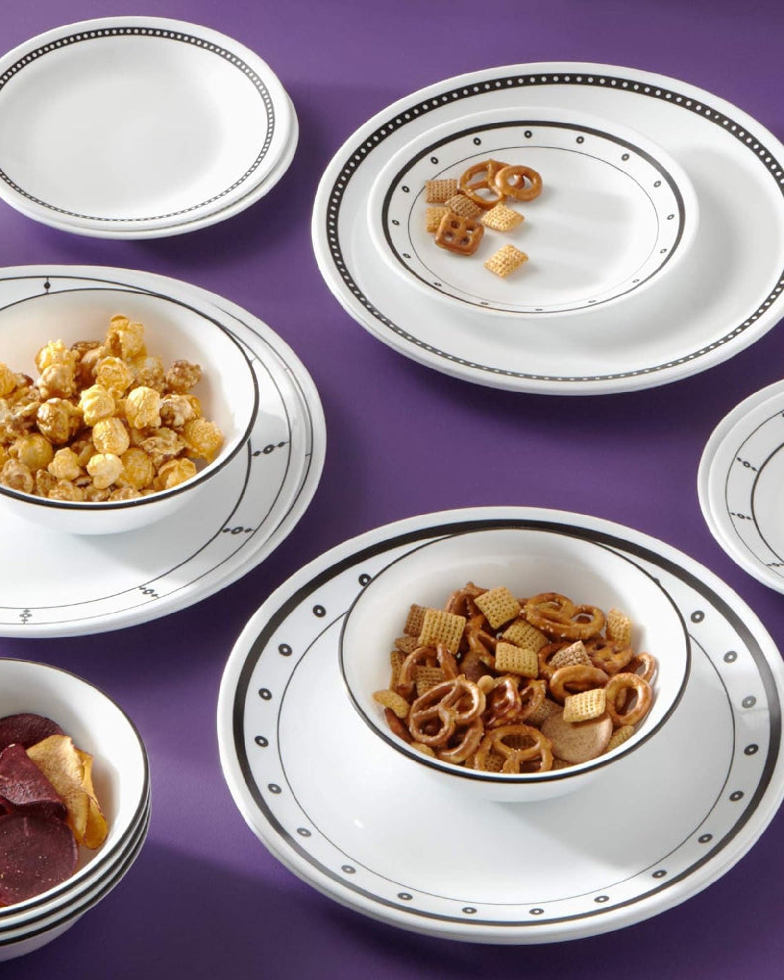 طقم عشاء كوريل 18 قطعة باللونين الأبيض والأسود