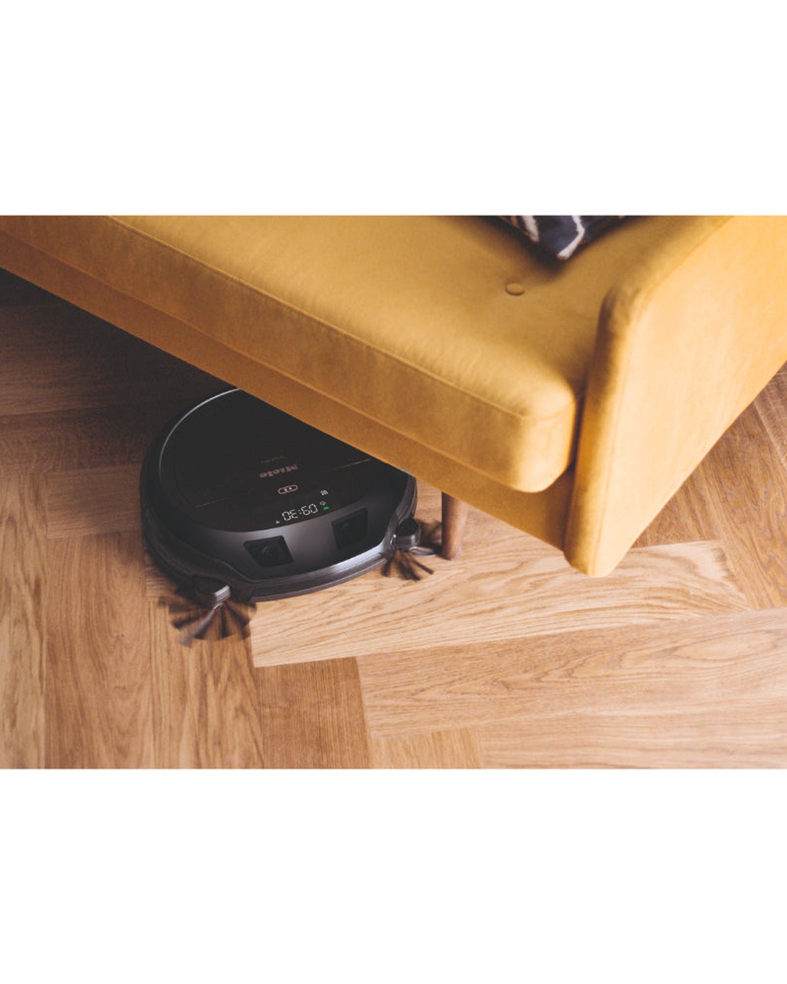 مكنسة كهربائية روبوتية من Miele Scout RX3 OBSW مزودة بنظام ملاحة ذكي ثلاثي الأبعاد وقوة تنظيف Quattro