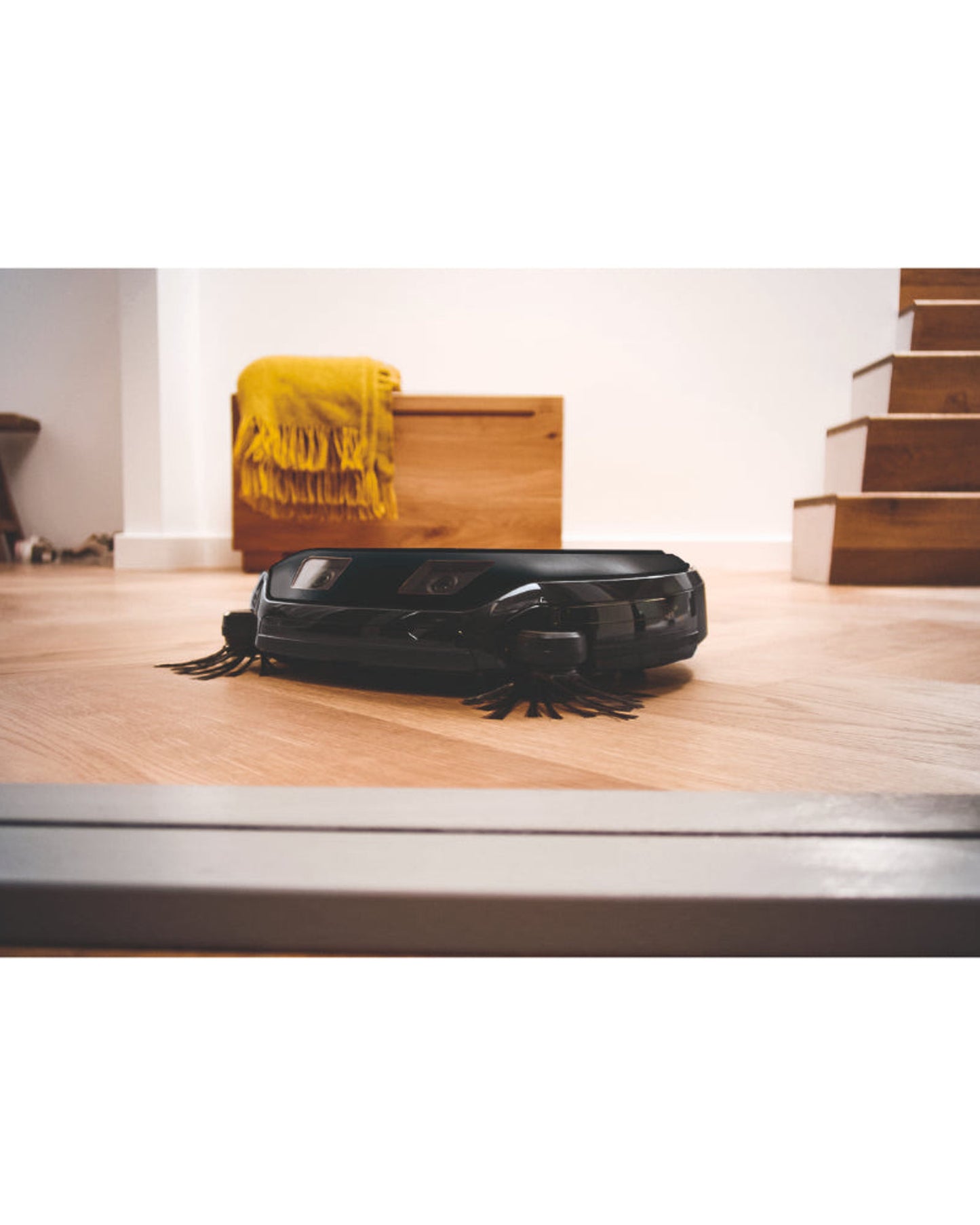 مكنسة كهربائية روبوتية من Miele Scout RX3 OBSW مزودة بنظام ملاحة ذكي ثلاثي الأبعاد وقوة تنظيف Quattro