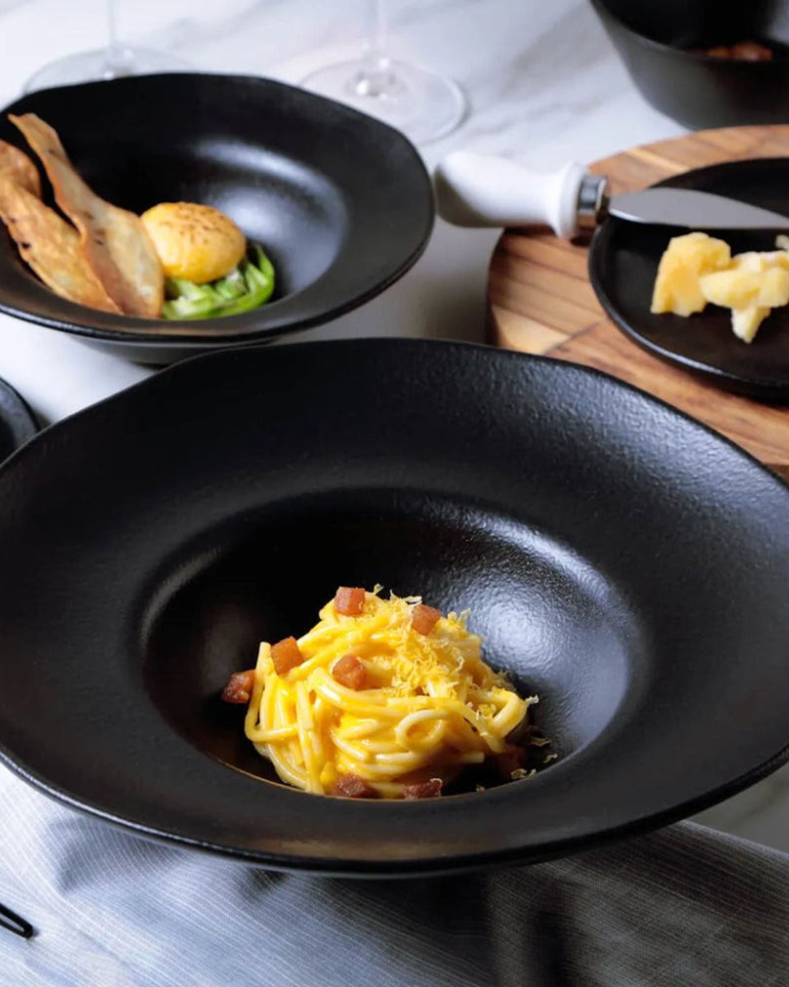 طبق عميق عضوي من الفخار الحجري مقاس 28×6.5 سم، سعة 450 مل، أسود غير لامع، صنع في البرازيل