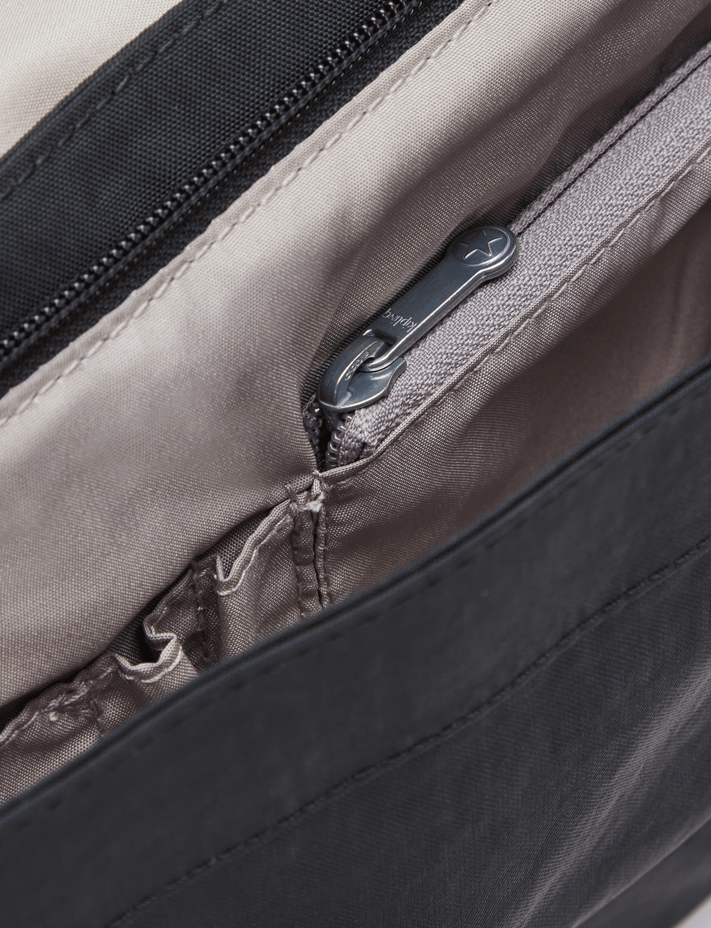 KIPLING Superworker Black Noir حقيبة عمل (مع حزام كتف قابل للإزالة) I4444-P39