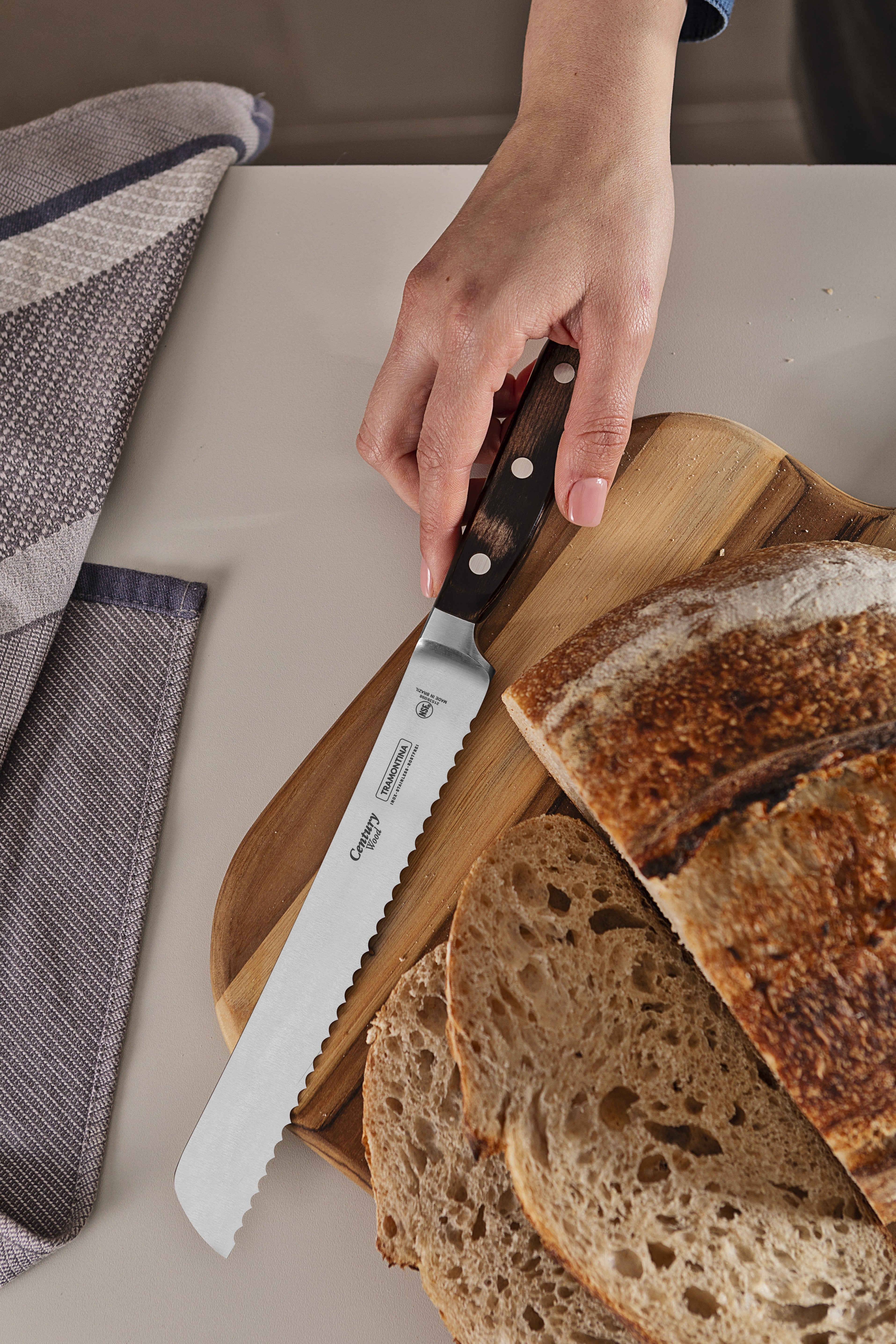سكين خبز ترامونتينا برازيل سينشري وود بشفرة من الفولاذ المقاوم للصدأ ومقبض من الخشب المعالج باللون البني، مقاس 8 بوصات