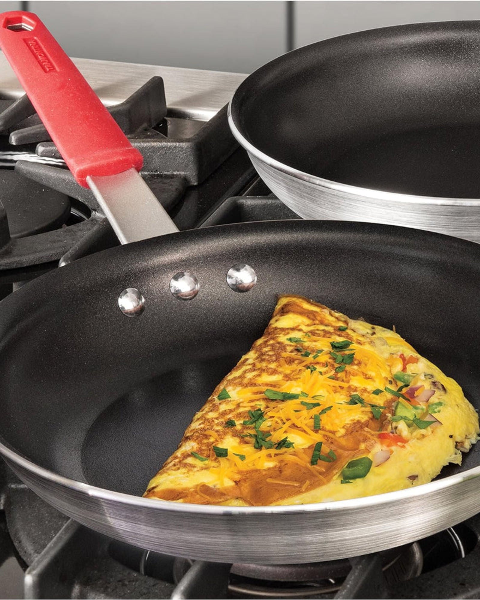 مقلاة ترامونتينا برازيل بروفيشنال من الألومنيوم مقاس 25 سم مع طلاء ستارفلون الداخلي غير اللاصق الخالي من حمض بيرفلورو الأوكتانويك (PFOA) واللمسة النهائية الخارجية المصقولة