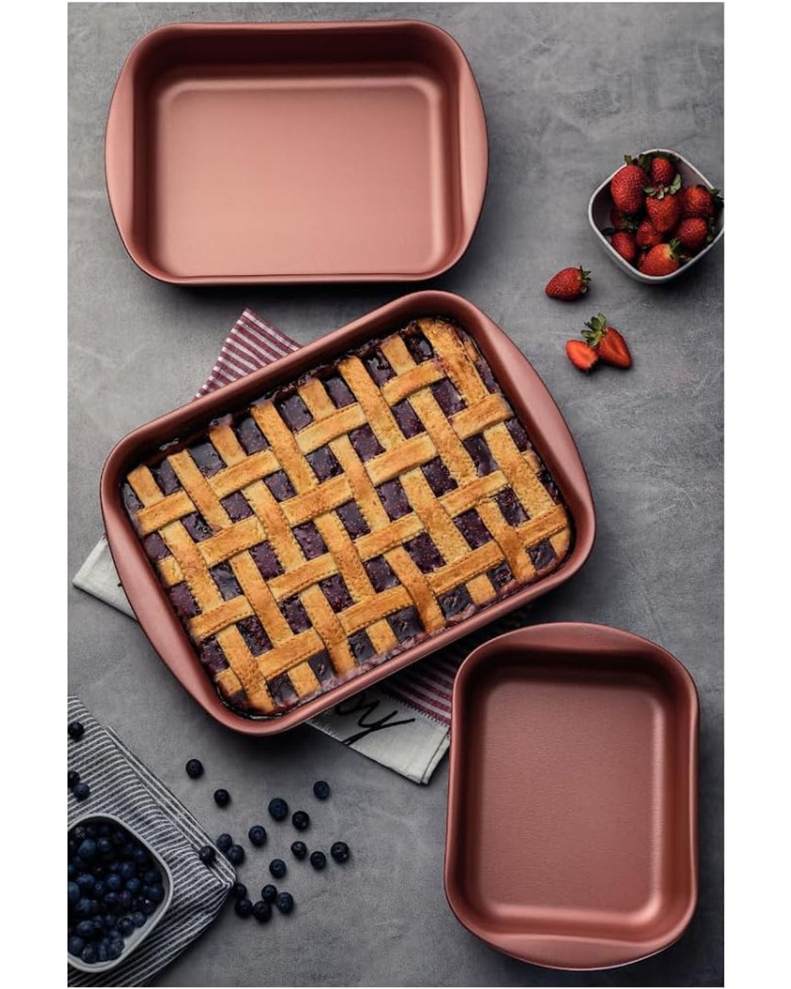 طقم أواني تحميص من ترامونتينا برازيل فيرمونت، 3 قطع، من الألومنيوم والجرافيت، مع طبقة داخلية من النحاس، ستارفلون ماكس، خالية من حمض بيرفلورو الأوكتانويك (PFOA) غير لاصقة