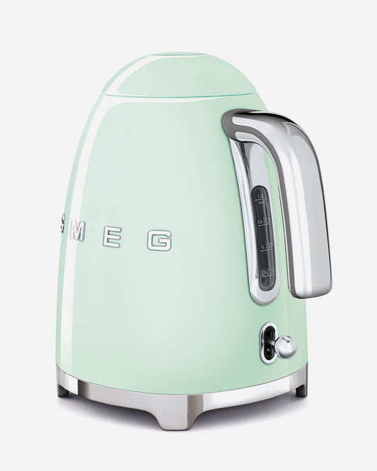 غلاية كهربائية من SMEG سعة 1.7 لتر بغطاء يفتح بسلاسة، لون أخضر باستيلي