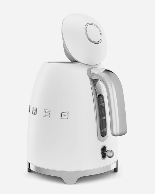 غلاية كهربائية SMEG سعة 1.7 لتر بغطاء ناعم الفتح لون أبيض مطفأ