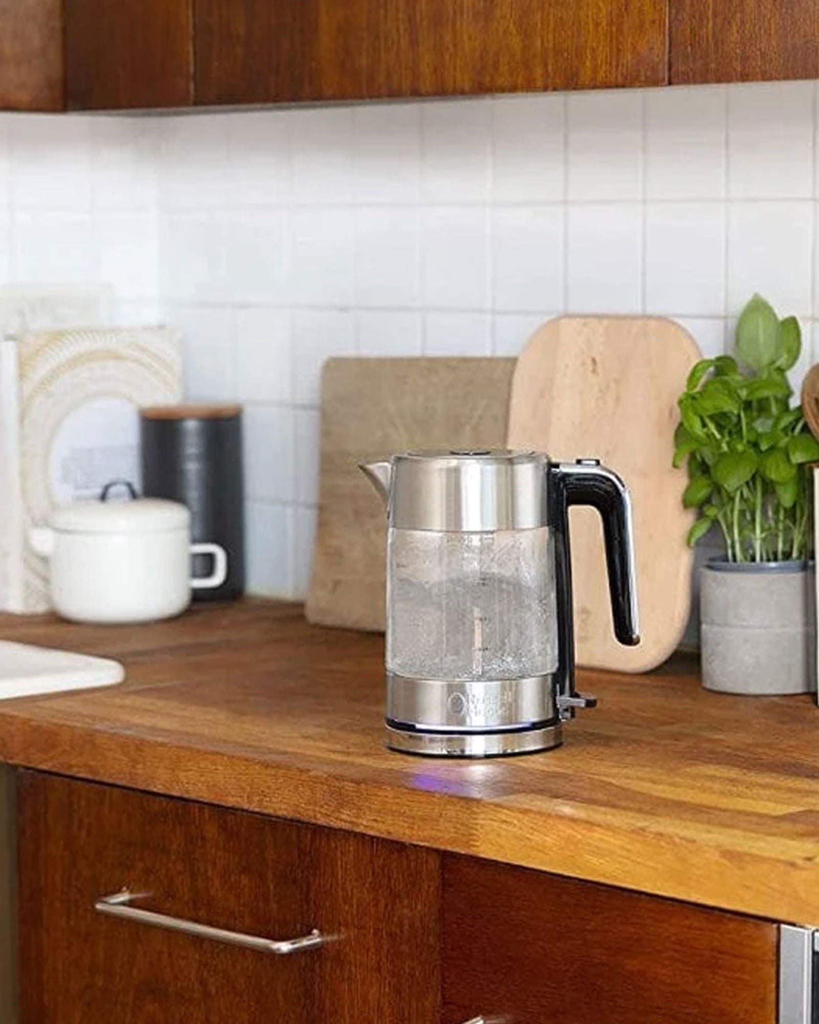 غلاية كهربائية زجاجية مضيئة من راسل هوبز