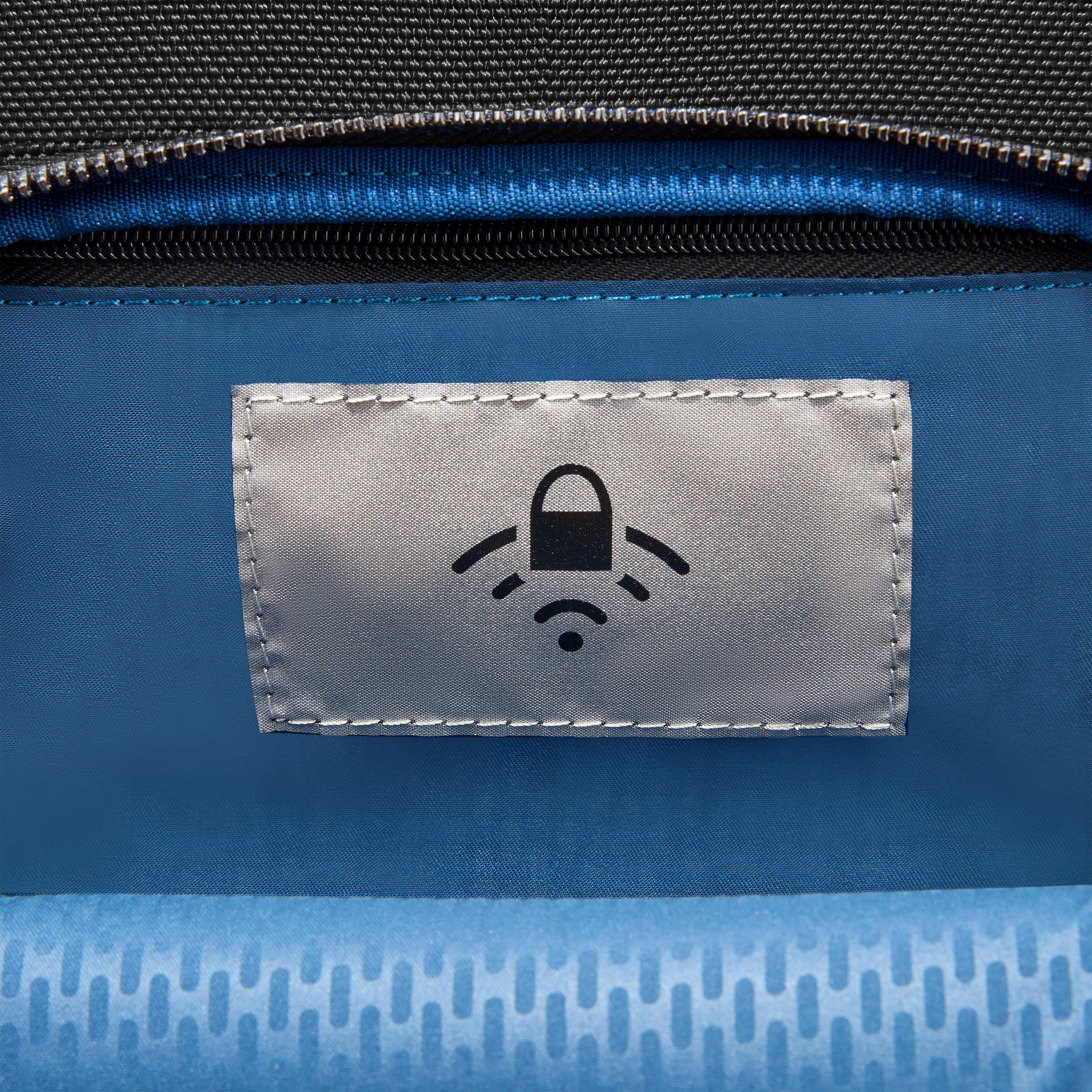 حقيبة ظهر ديلسي باريس واجرام للكمبيوتر المحمول بحجرتين مقاس 17.3 بوصة