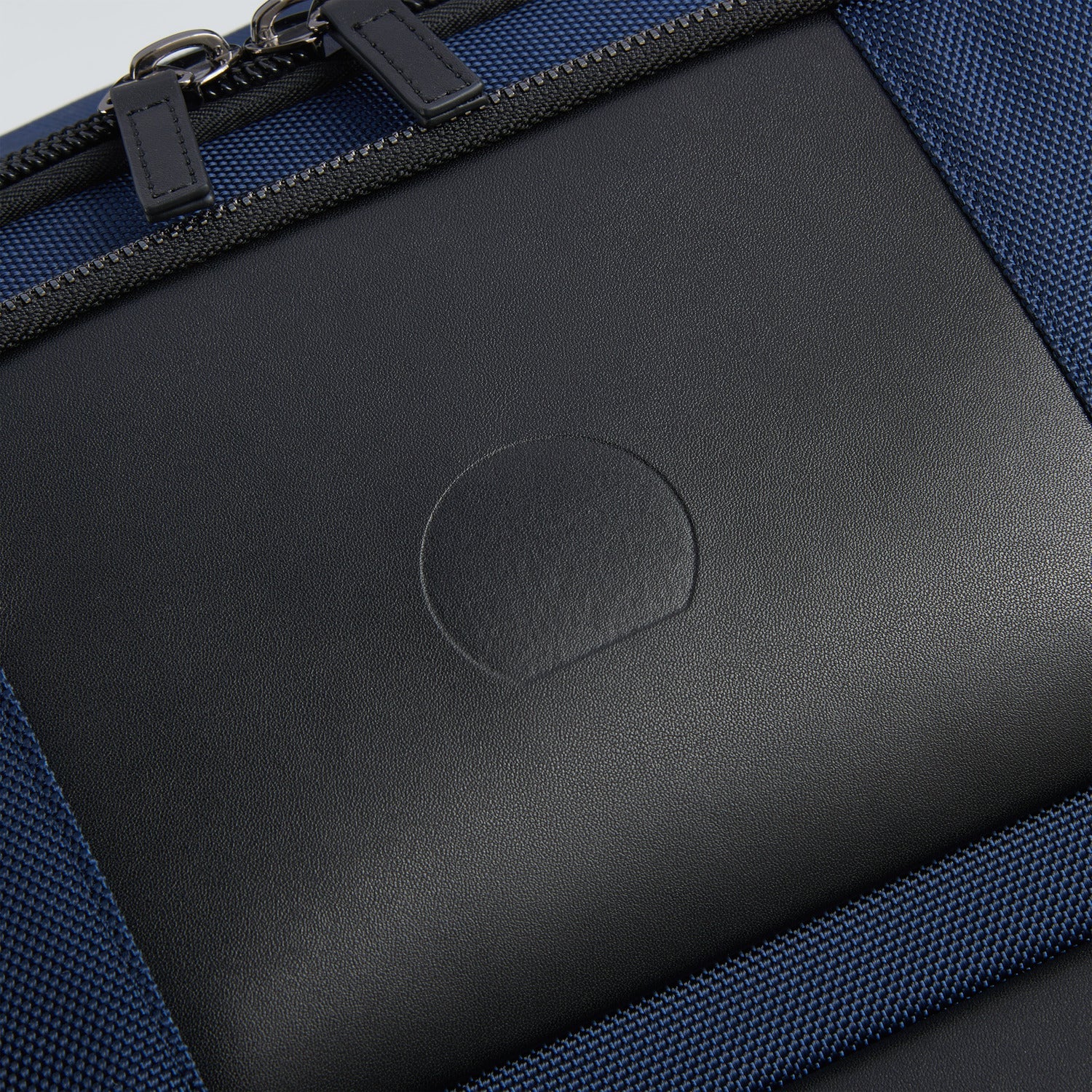 حقيبة ظهر ديلسي باريس واجرام للكمبيوتر المحمول بحجرتين مقاس 17.3 بوصة