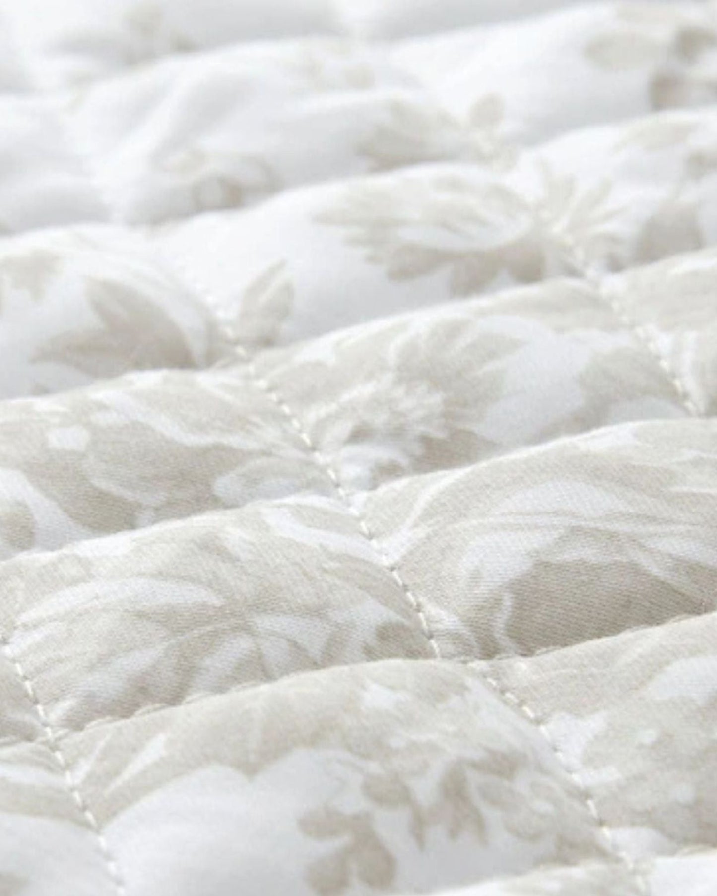 غطاء سرير لورا آشلي "Walled Garden" المبطن باللون الرمادي الفاتح