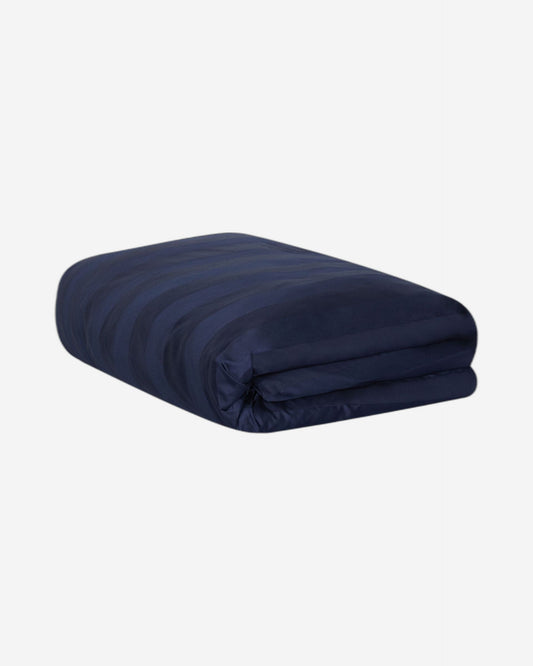 غطاء لحاف "Satin Stripe" من Jasper Conran، بكثافة 500 خيط، باللون الأزرق الداكن