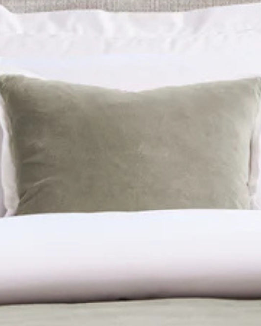 وسادة كريستي "إلثام" المزخرفة المحشوة باللون الرملي (فضي)