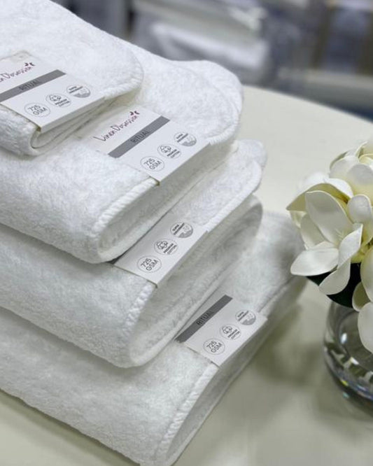 مجموعة مناشف الحمام "Ritual" من Linen Obsession باللون الأبيض