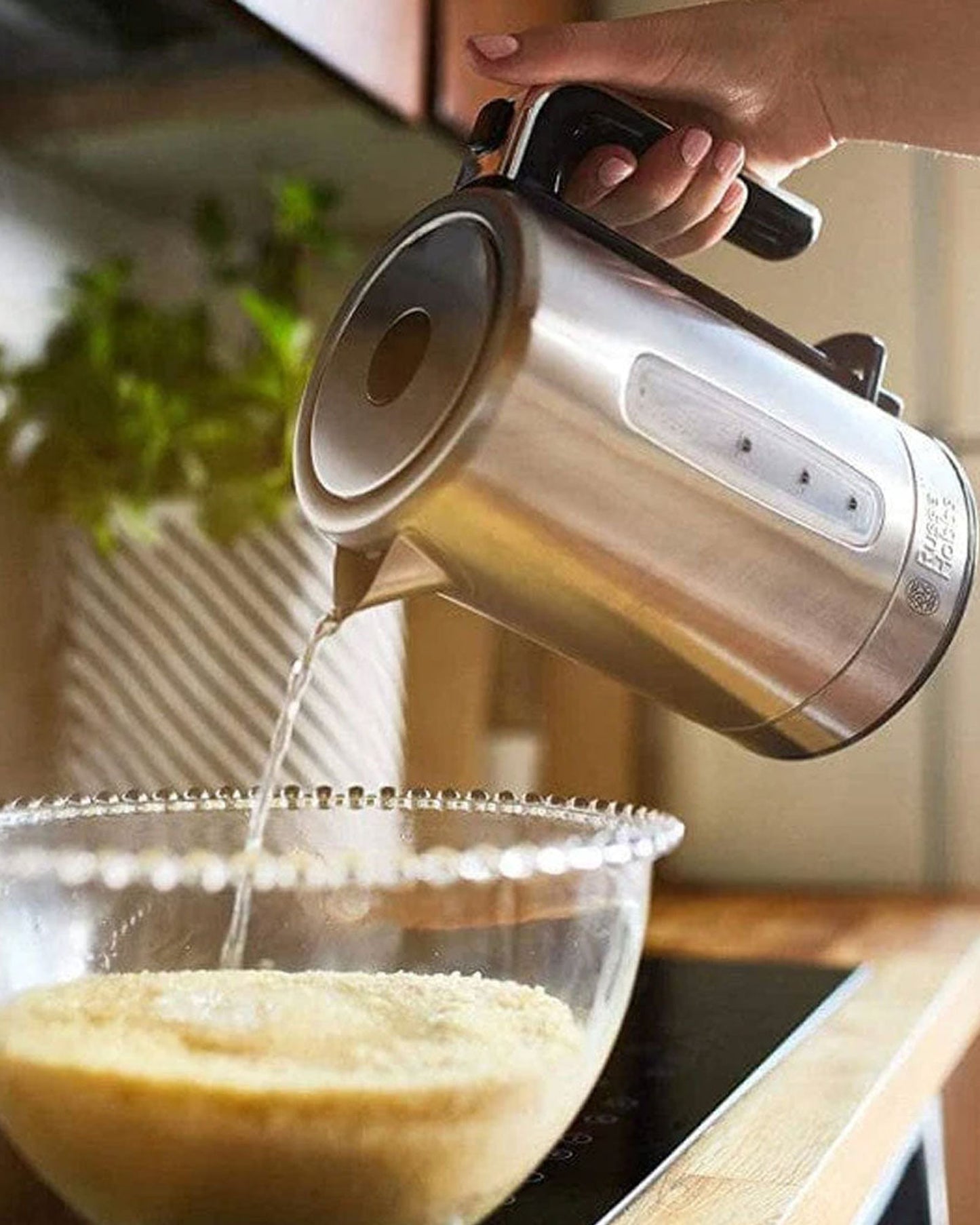 غلاية كهربائية صغيرة الحجم من راسل هوبز (24190) - 2200 واط، سعة 0.8 لتر، إيقاف تشغيل تلقائي، فلتر قابل للإزالة، إضاءة، مصنوعة من الفولاذ المقاوم للصدأ - ضمان لمدة تصل إلى 3 سنوات