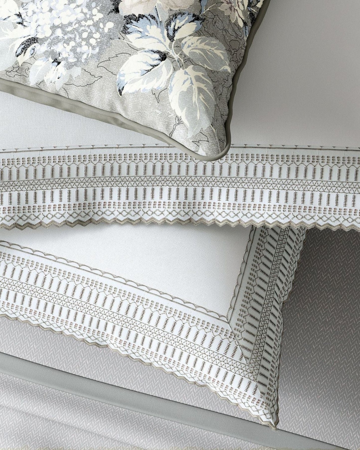 غطاء لحاف "أستريد" وغطاء وسادة أكسفورد من Bedeck of Belfast باللونين الأبيض والفضي