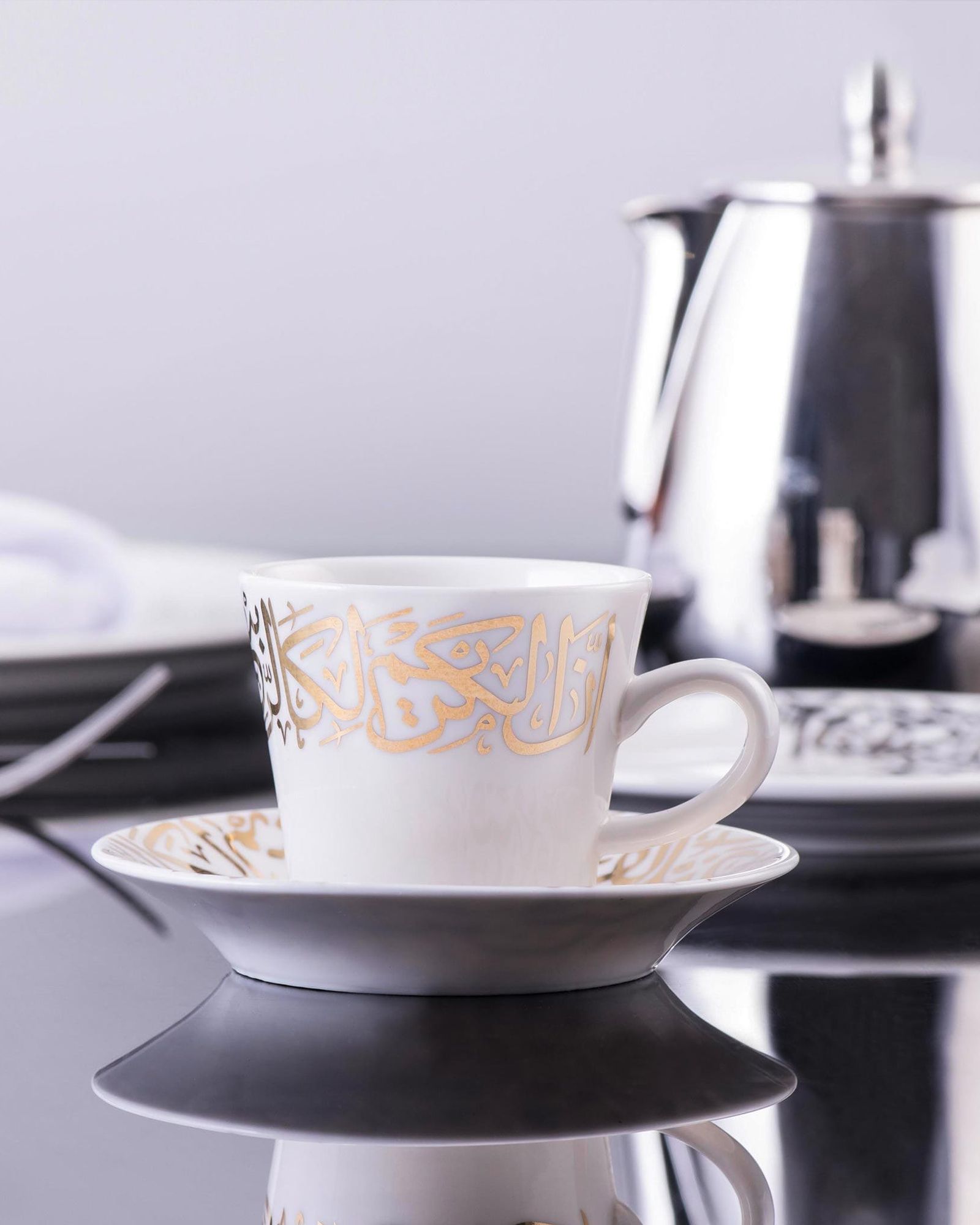 مجموعة ديملاج كريم من 6 فناجين قهوة وصحون (ذهبي)