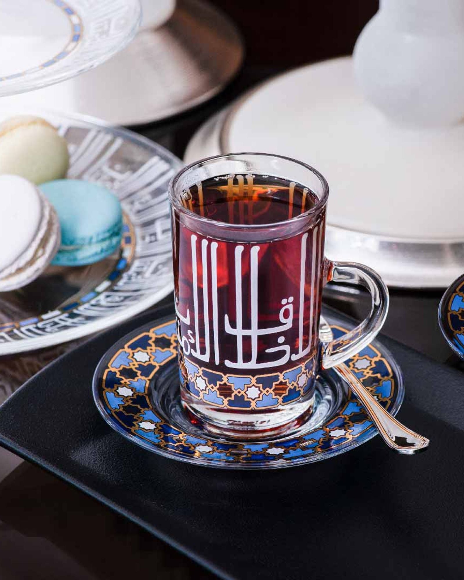 مجموعة ديملاج أصالة من 6 فناجين شاي وصحون (ذهبي وأزرق)