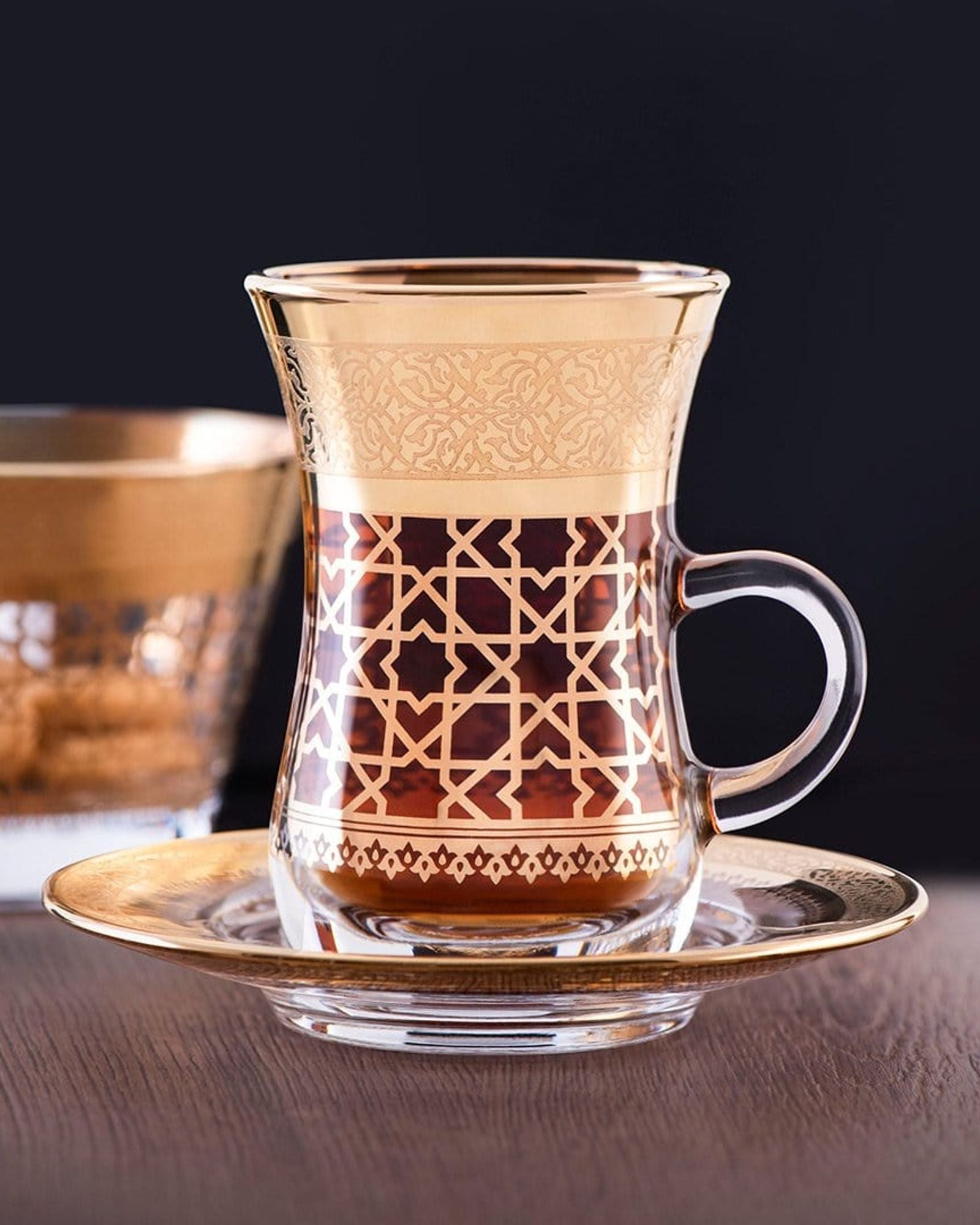 طقم ديملاج قرطبة مكون من 6 قطع استكانات شاي وصحون (ذهبي)