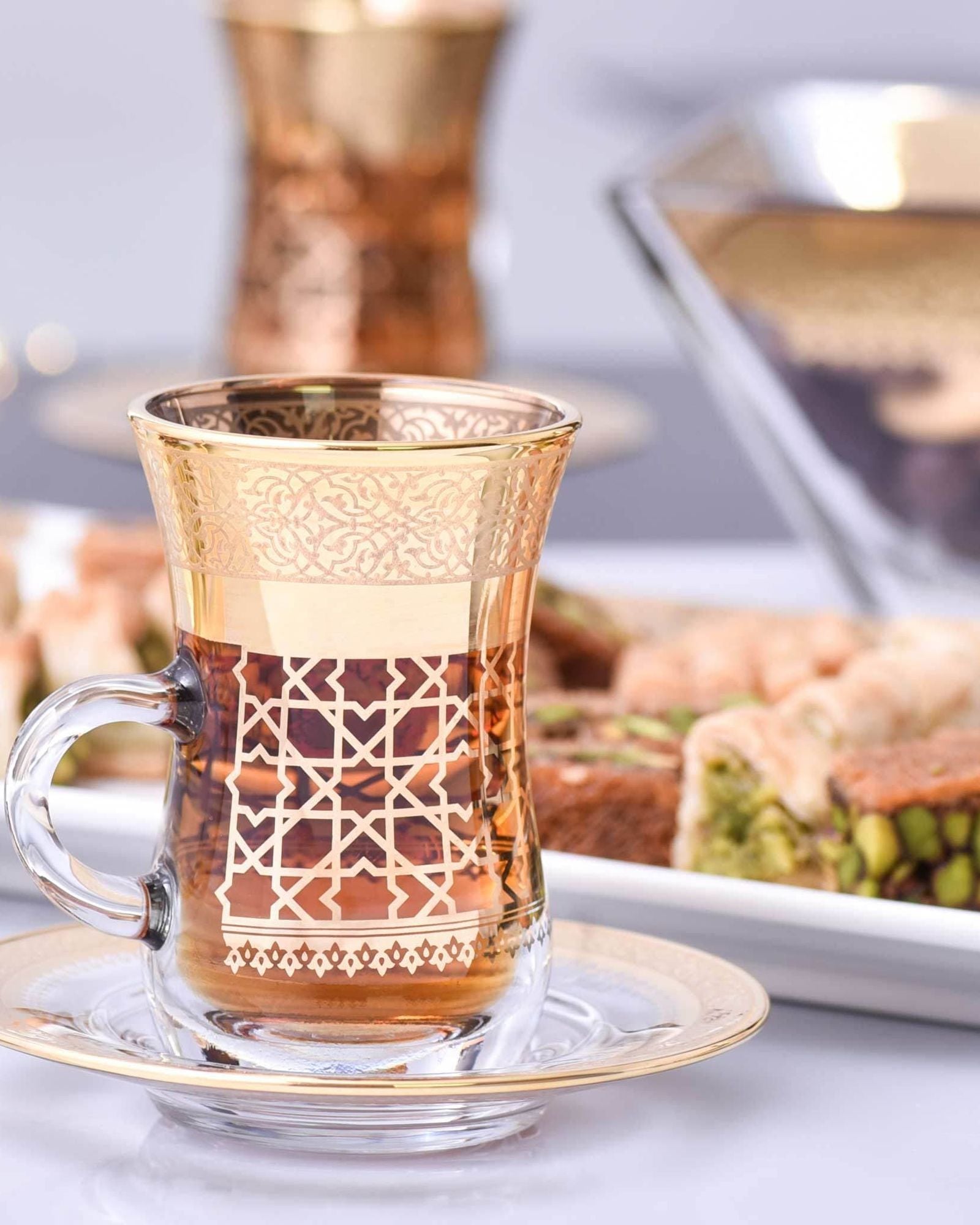 طقم ديملاج قرطبة مكون من 6 قطع استكانات شاي وصحون (ذهبي)