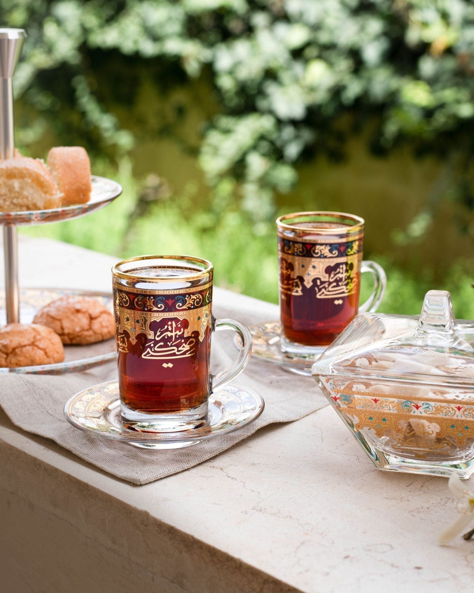 مجموعة ديملاج سرور من 6 فناجين شاي وصحون (ذهبي)