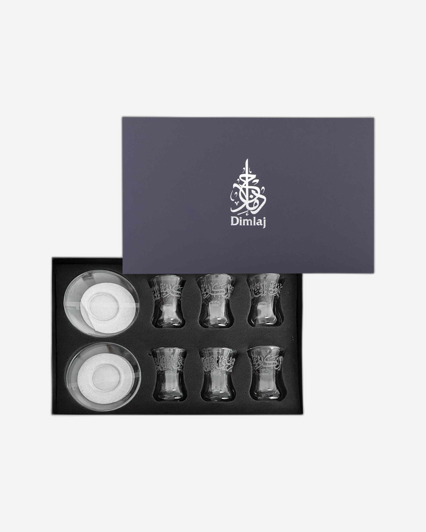 دملاج ثلث استكانات شاي مع صحون 6 قطع منقوشة