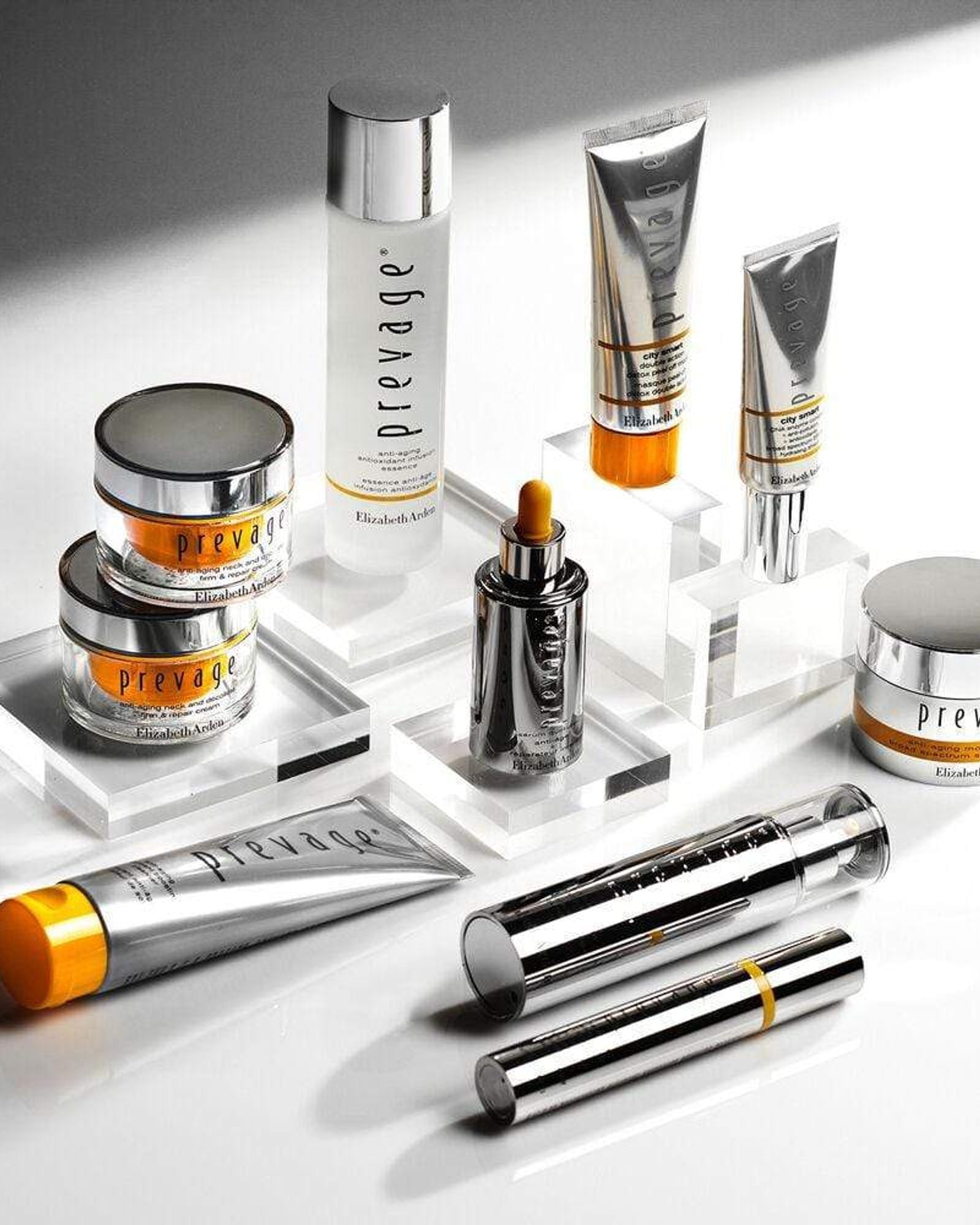 كريم بريفاج المضاد للشيخوخة لشد وإصلاح الرقبة ومنطقة الصدر من إليزابيث آردن