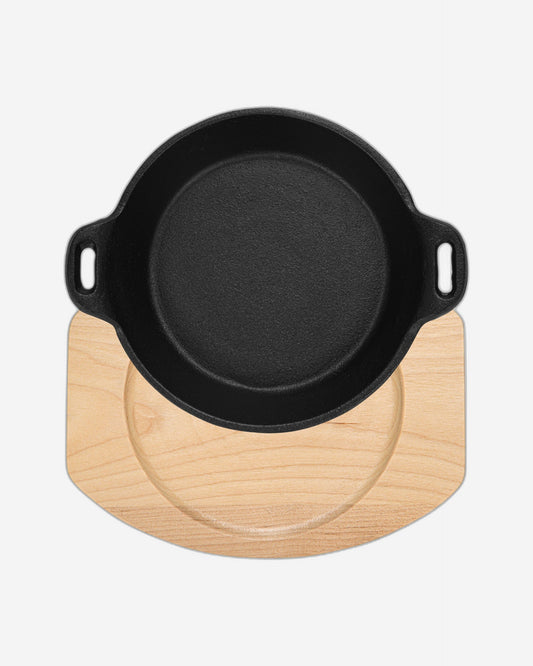 مقلاة فيسمان المصنوعة من الحديد الزهر بمقبضين جانبيين وصينية خشبية