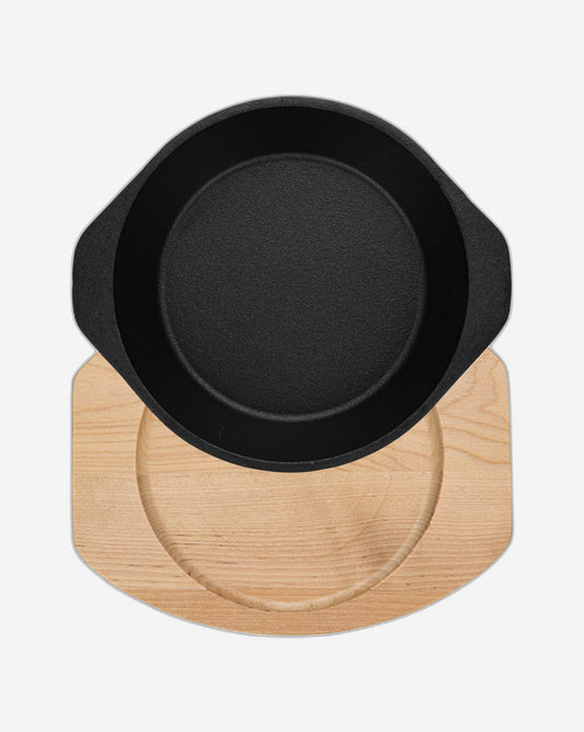 مقلاة فيسمان المصنوعة من الحديد الزهر بمقبضين جانبيين وصينية خشبية