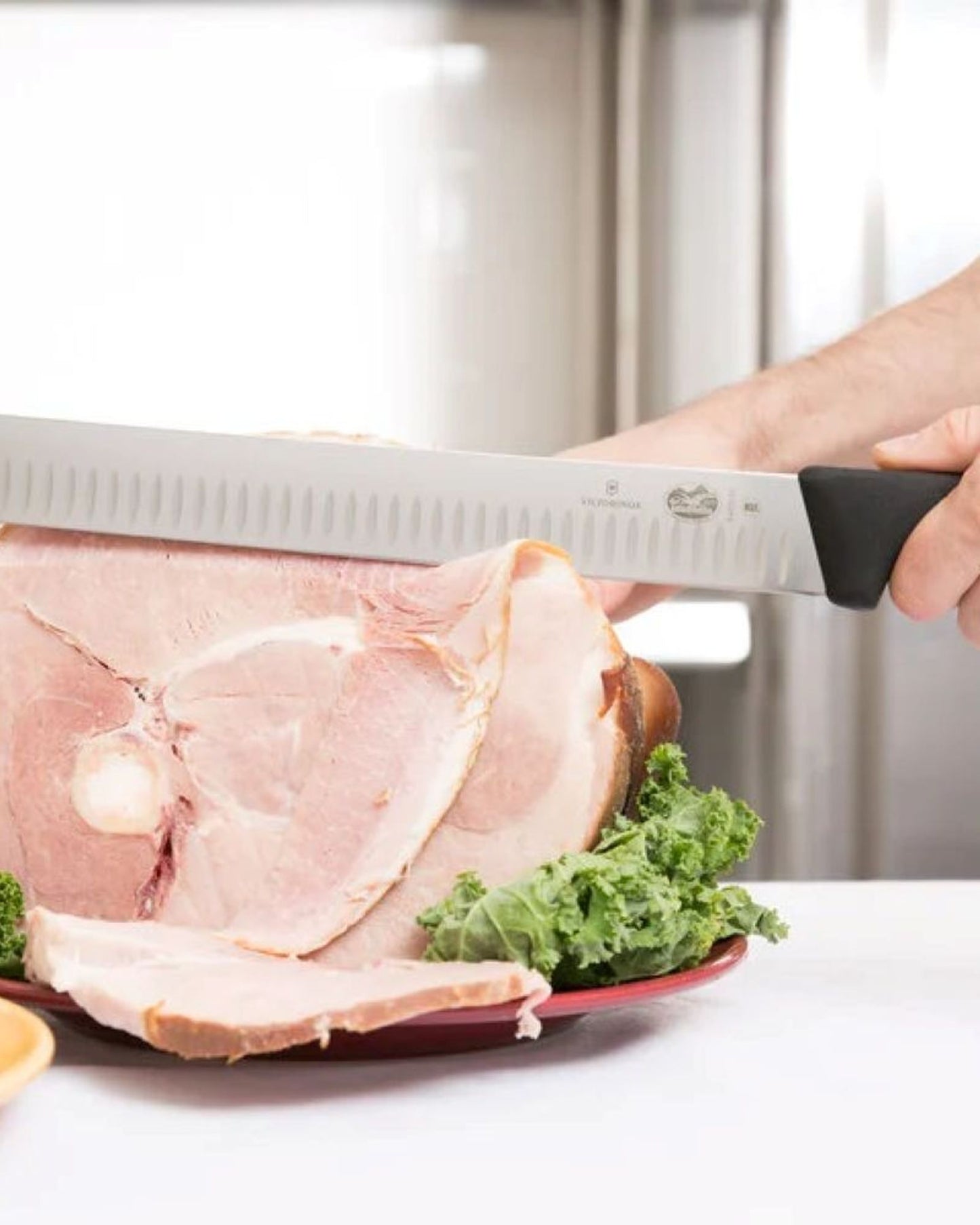 سكين تقطيع فيكتورينوكس فيبروكس 30 سم، أسود اللون، ذو حواف مضلعة