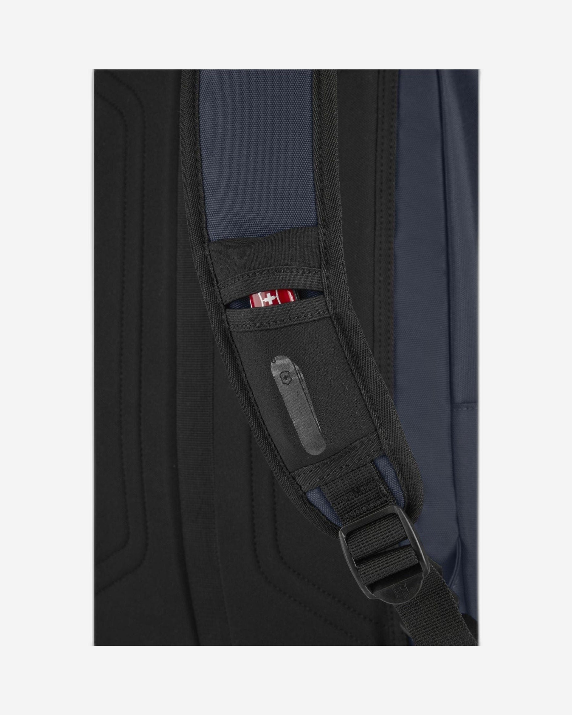 حقيبة ظهر فيكتورينوكس ألمونت الأصلية القياسية للكمبيوتر المحمول