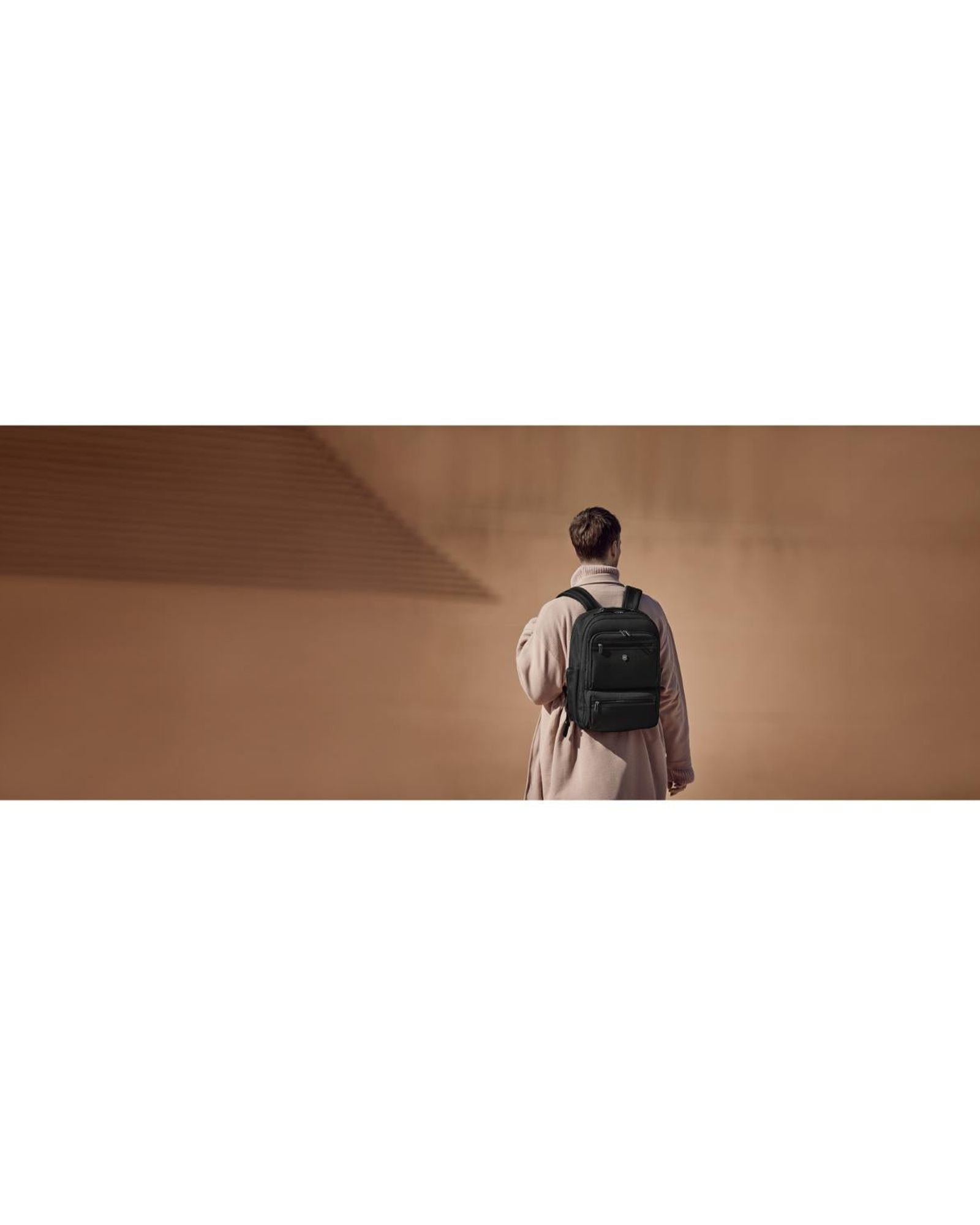 حقيبة ظهر فيكتورينوكس ويركس بروفيشنال كوردورا ديلوكس سوداء اللون