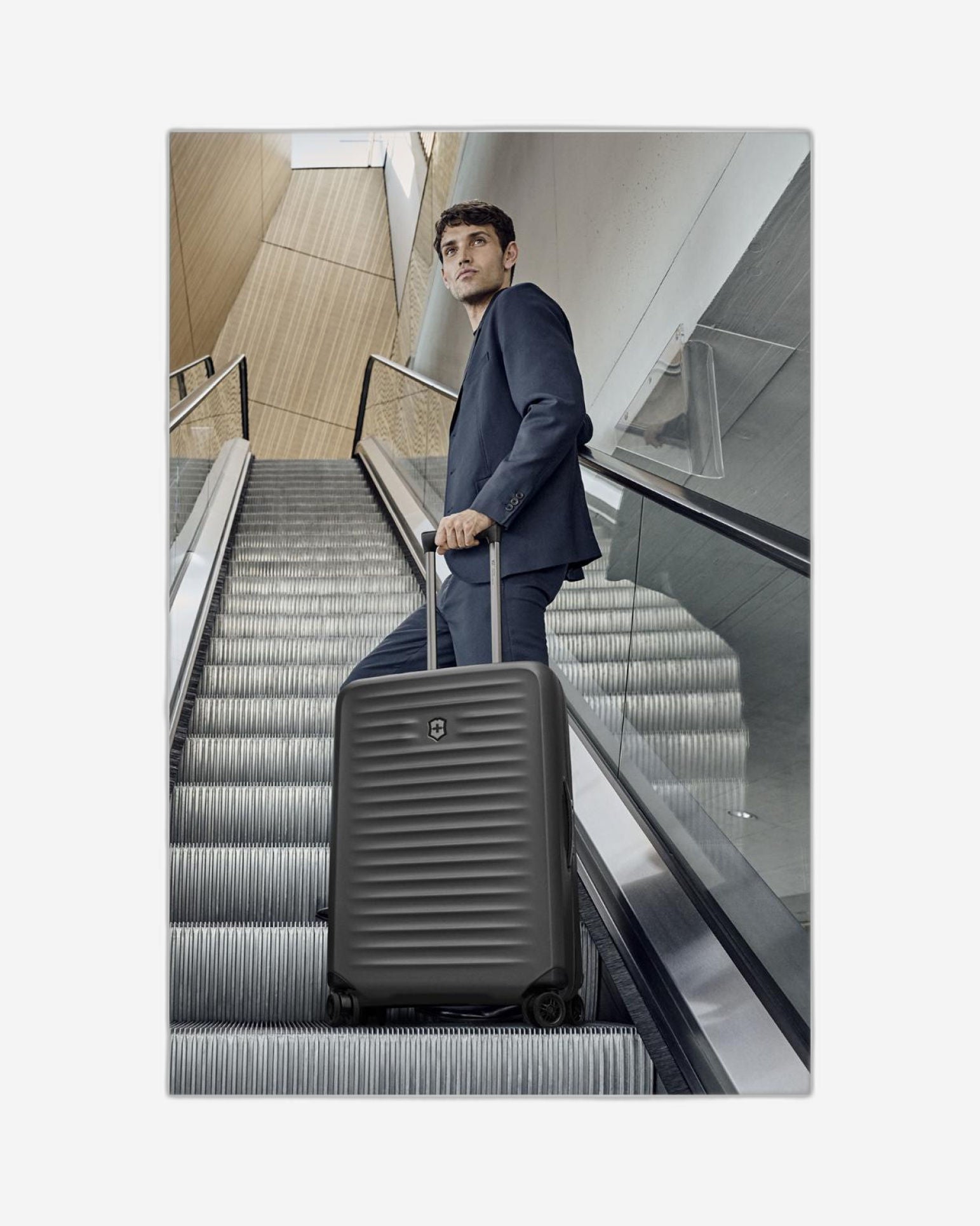 حقيبة أمتعة فيكتورينوكس إيروكس أدفانسد جلوبال الصلبة القابلة للتوسيع