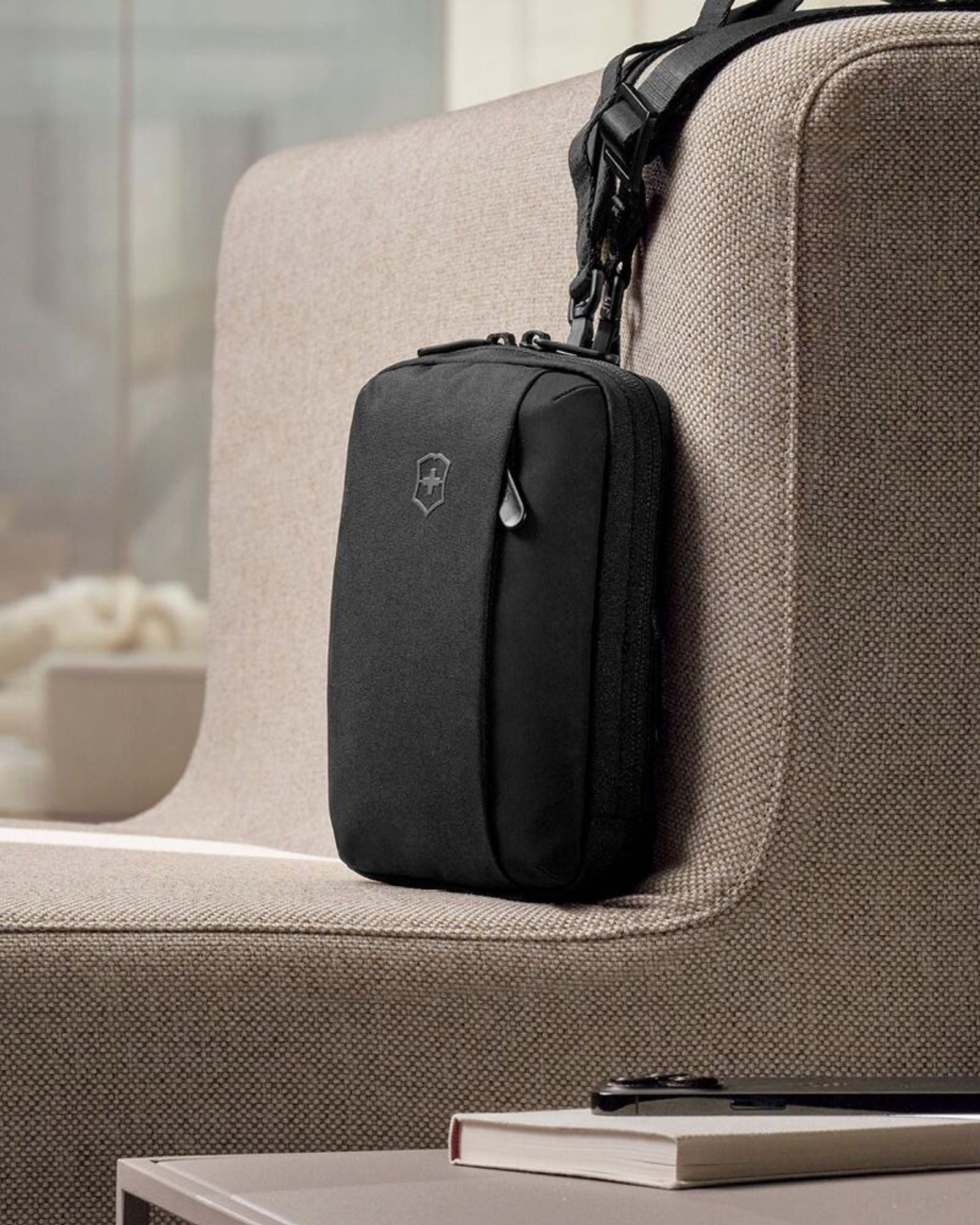 حقيبة سفر فيكتورينوكس الأساسية - أسود