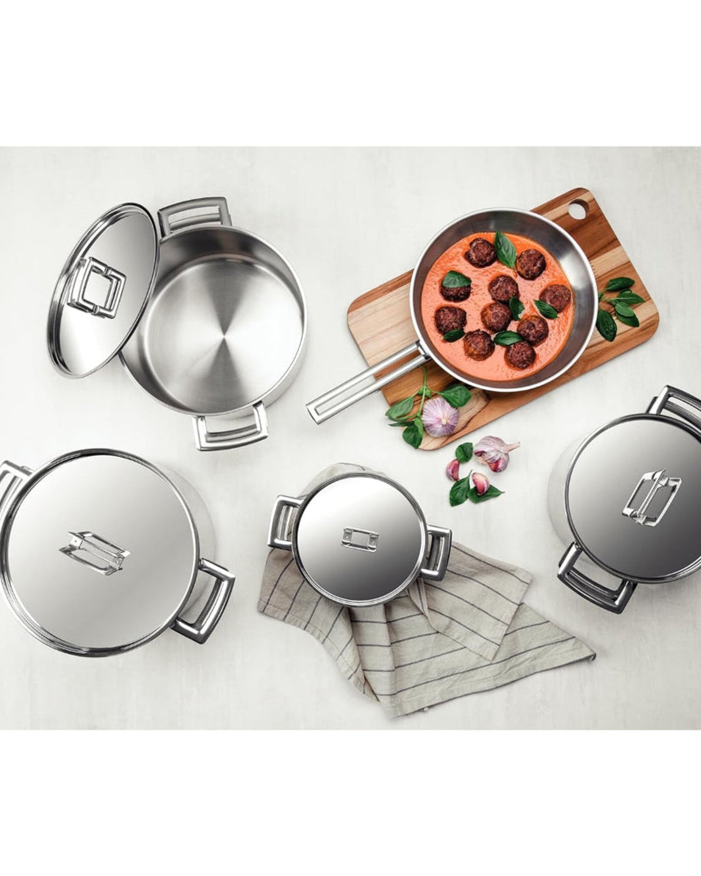طقم أواني طهي ترامونتينا برازيل برافا من الفولاذ المقاوم للصدأ، 9 قطع، مع غطاء مسطح وقاعدة ثلاثية الطبقات