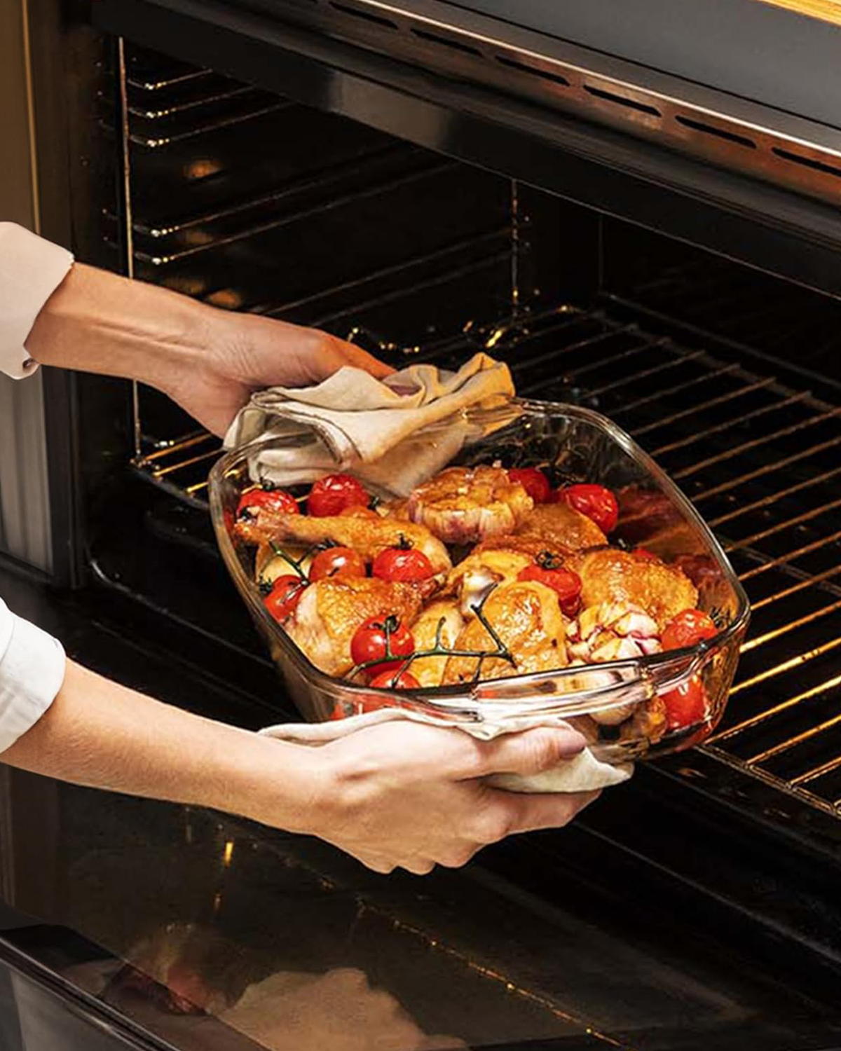 Marinex Medium Oval Glass Roaster with Handles, Heat-Resistant, Oven-Safe, 3.2L