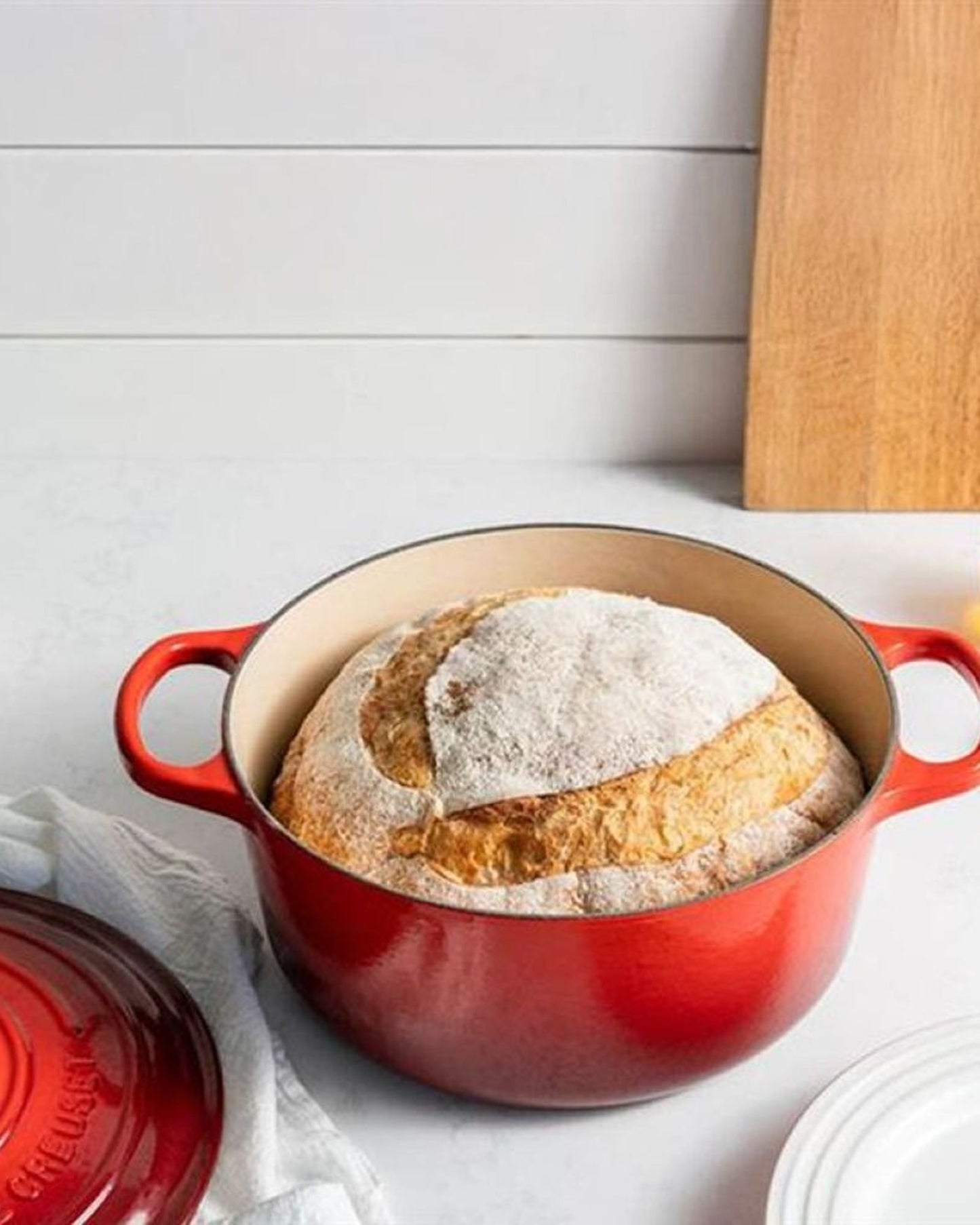 قدر فرن فرنسي دائري من لو كروزيه، 20 سم، لون أحمر كرزي - 21177200602430