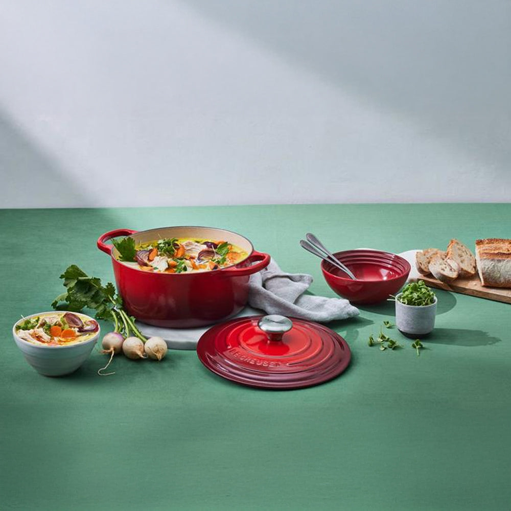 فرن فرنسي دائري من لو كروزيه، مقاس 28 سم، لون أحمر كرزي - 21177280602430