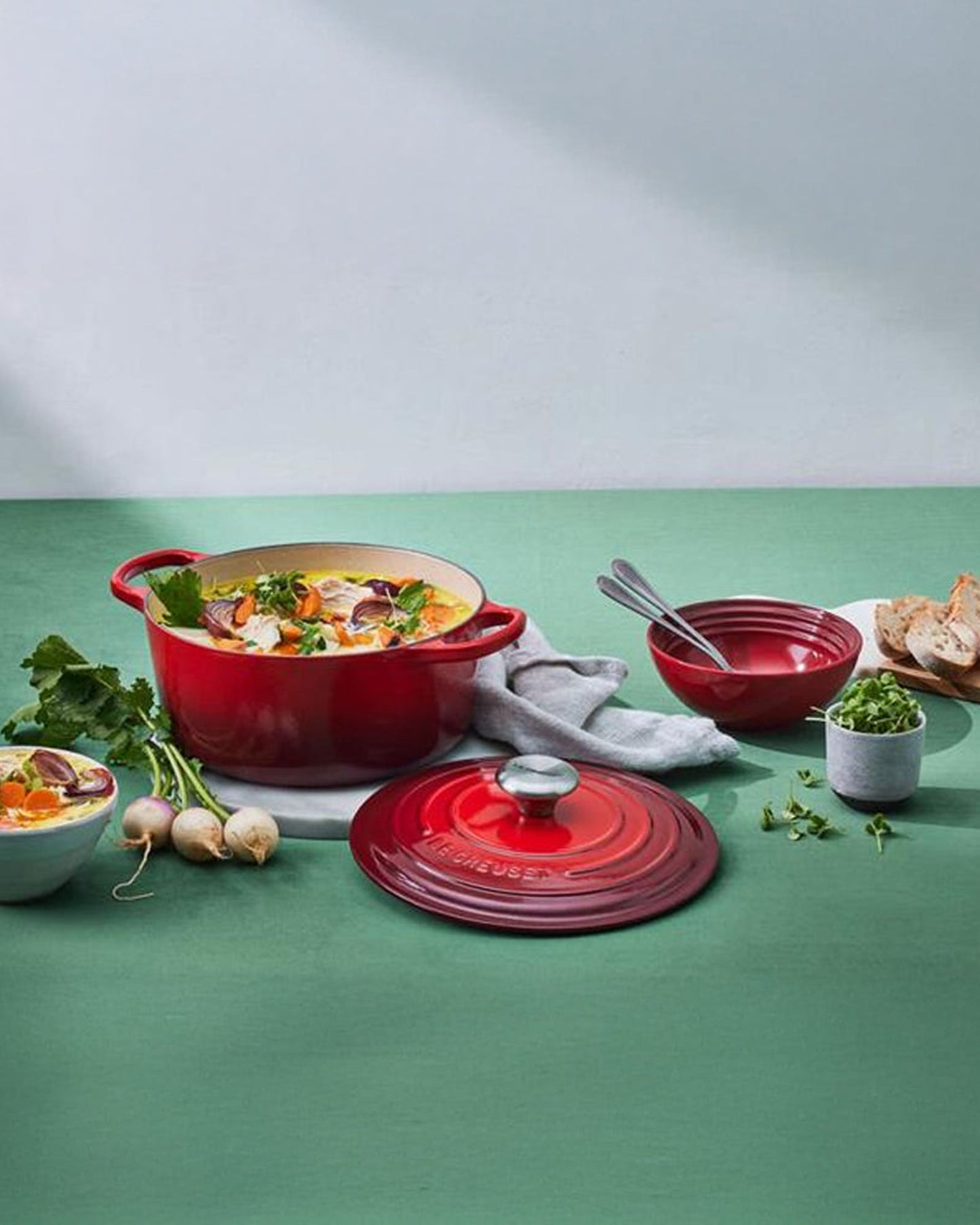 قدر فرن فرنسي دائري من لو كروزيه، 28 سم، لون أحمر كرزي