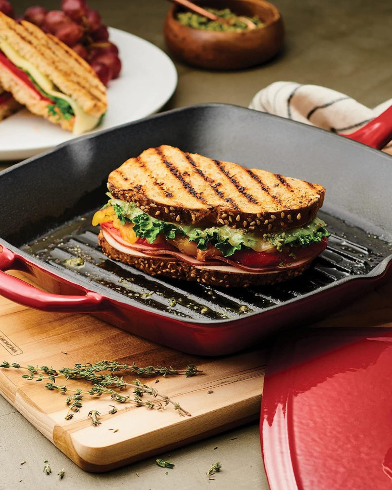 شواية ترامونتينا برازيل سيريز 1000 من الحديد الزهر المطلي بالمينا الأحمر مقاس 11 بوصة مع مكبس