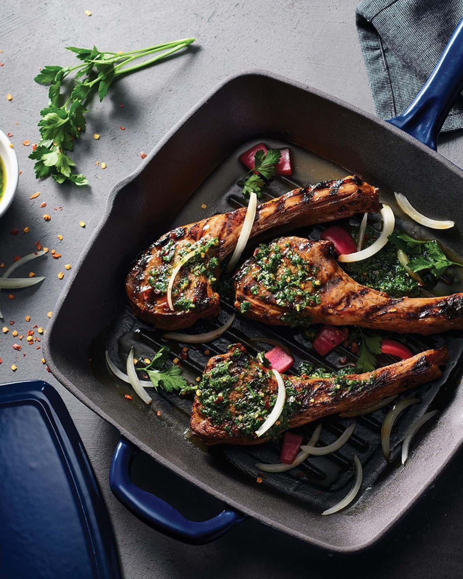 شواية ترامونتينا برازيل سيريز 1000 من الحديد الزهر المطلي بالكوبالت مقاس 11 بوصة مع مكبس