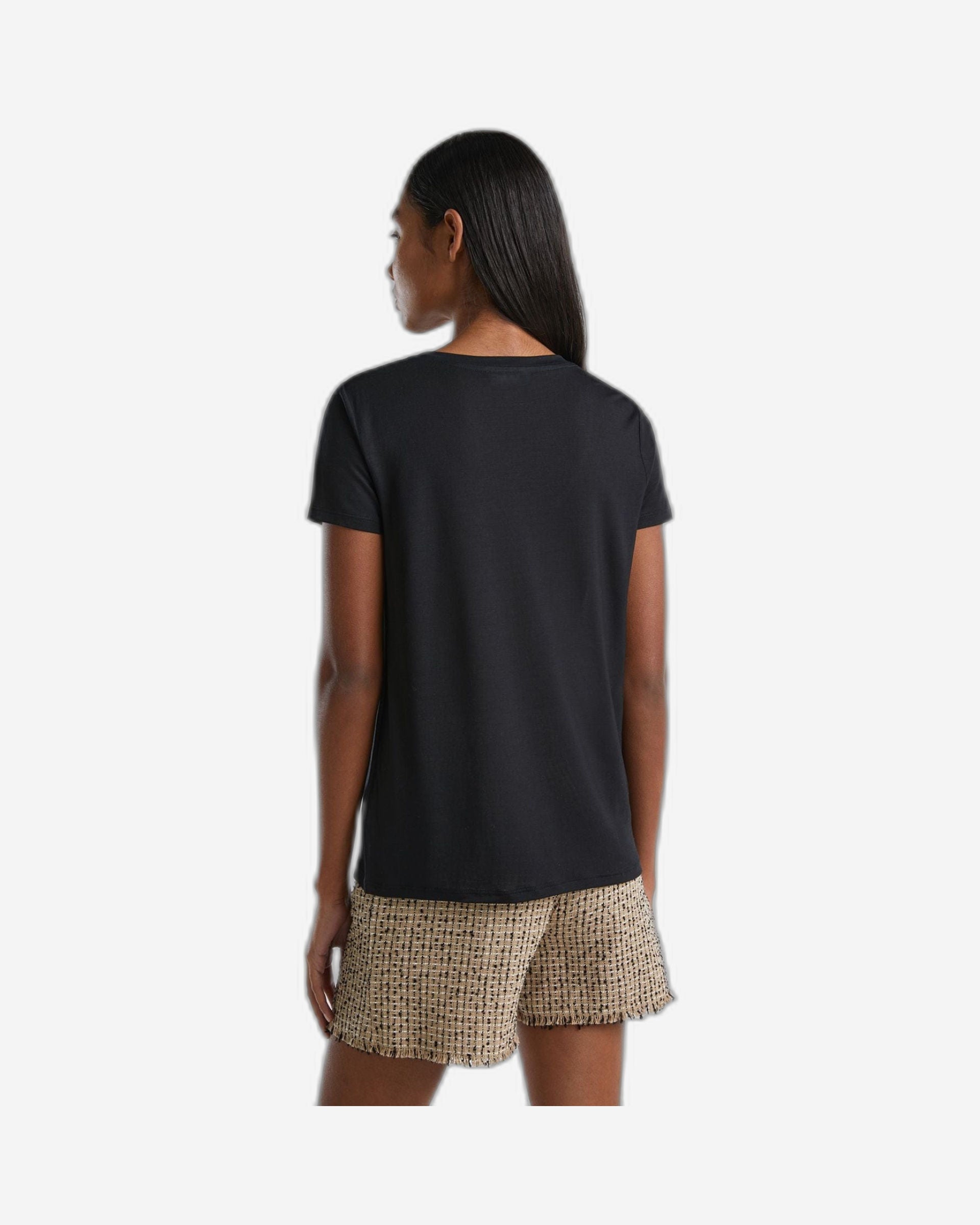 تي شيرت برقبة على شكل حرف V مصنوع من الفيسكوز المستدام