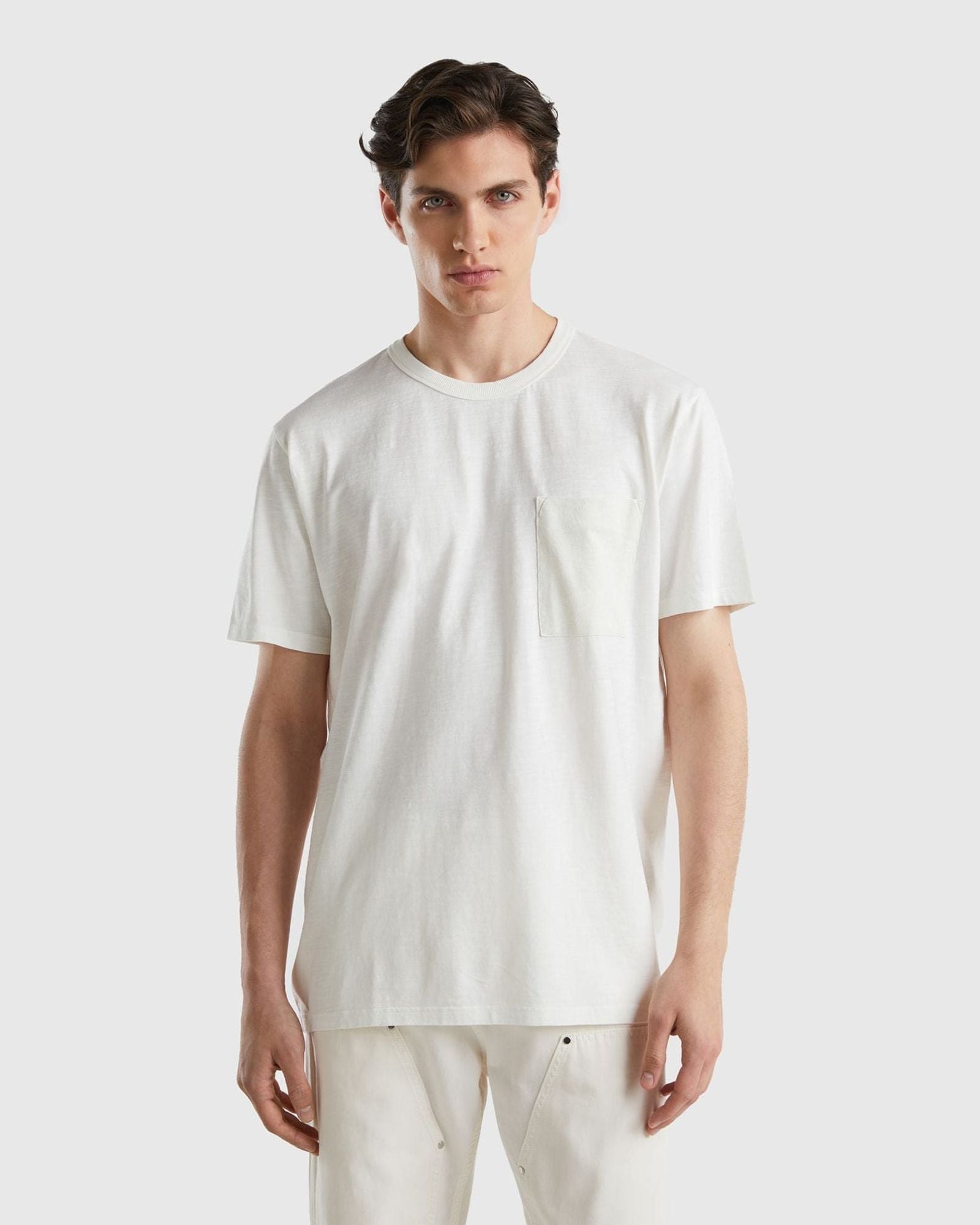 تي شيرت مع جيب مطبوع