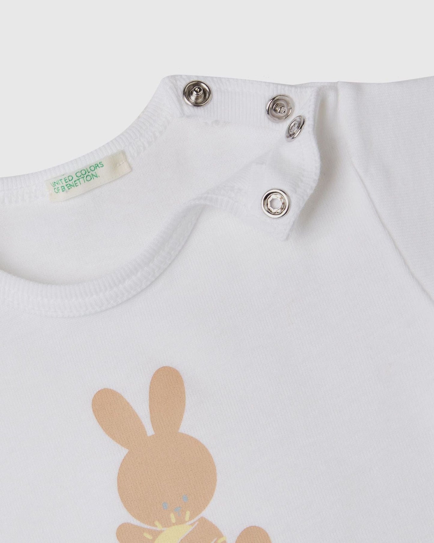 تي شيرت مصنوع من القطن العضوي بنسبة 100%