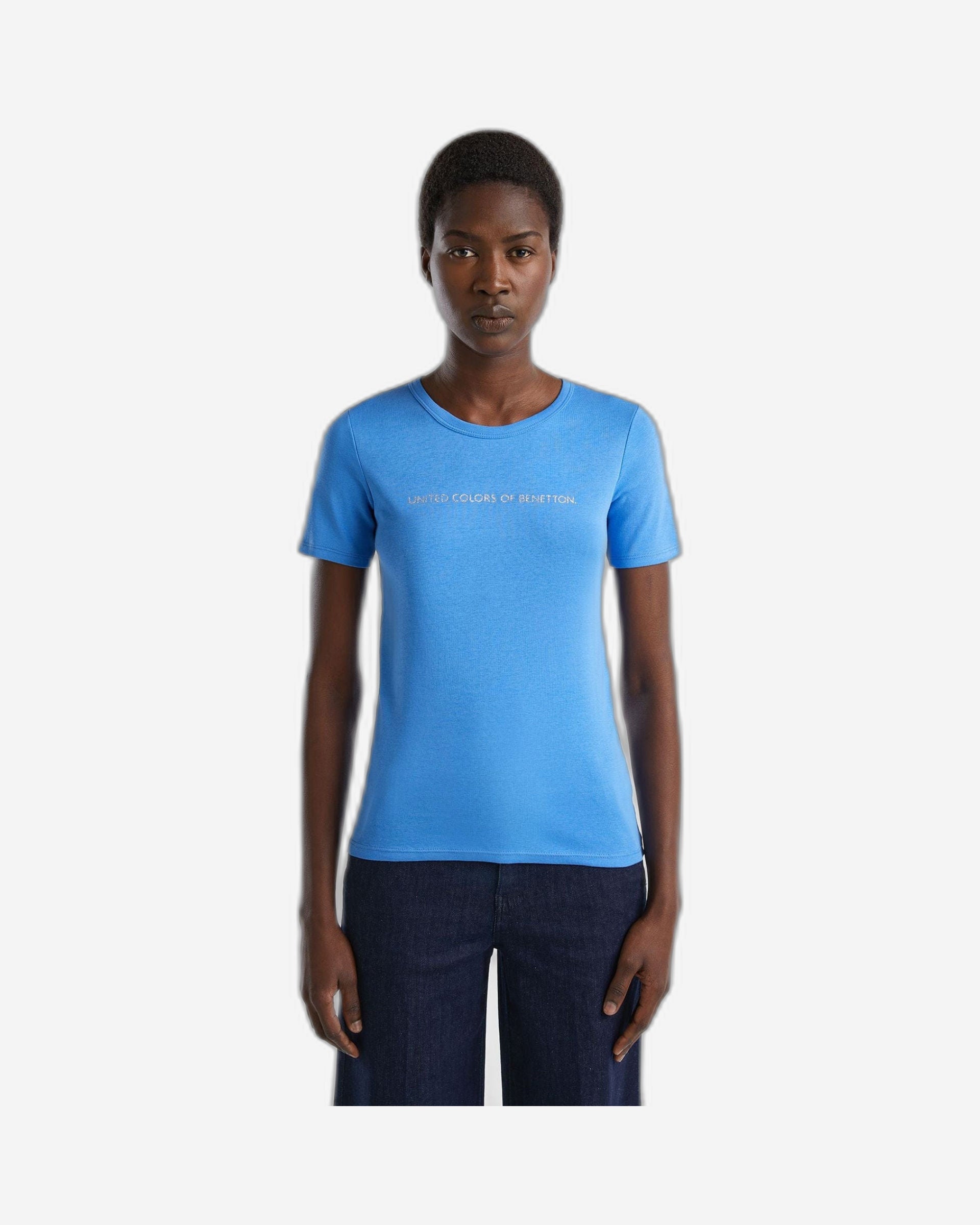 تي شيرت مصنوع من القطن بنسبة 100% مع شعار مطبوع لامع