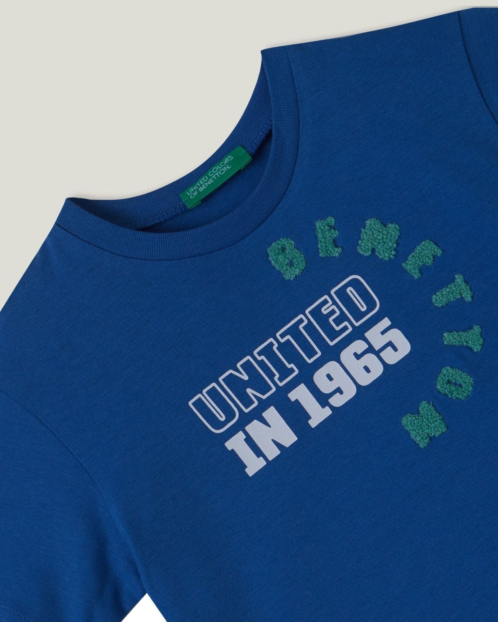 تي شيرت مطبوع ومطرز