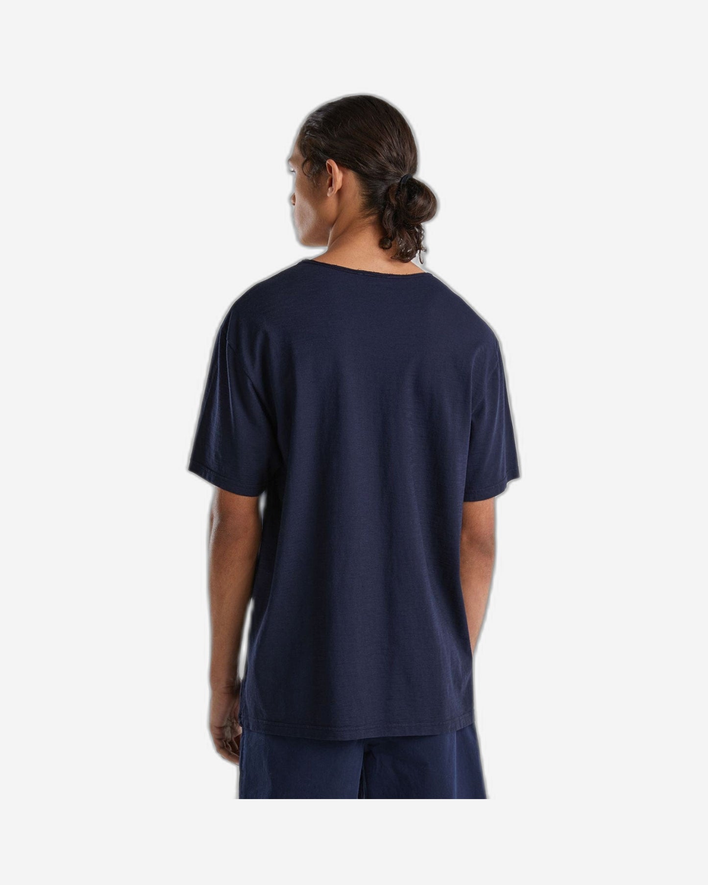 تي شيرت برقبة على شكل حرف V مصنوع من القطن بنسبة 100%