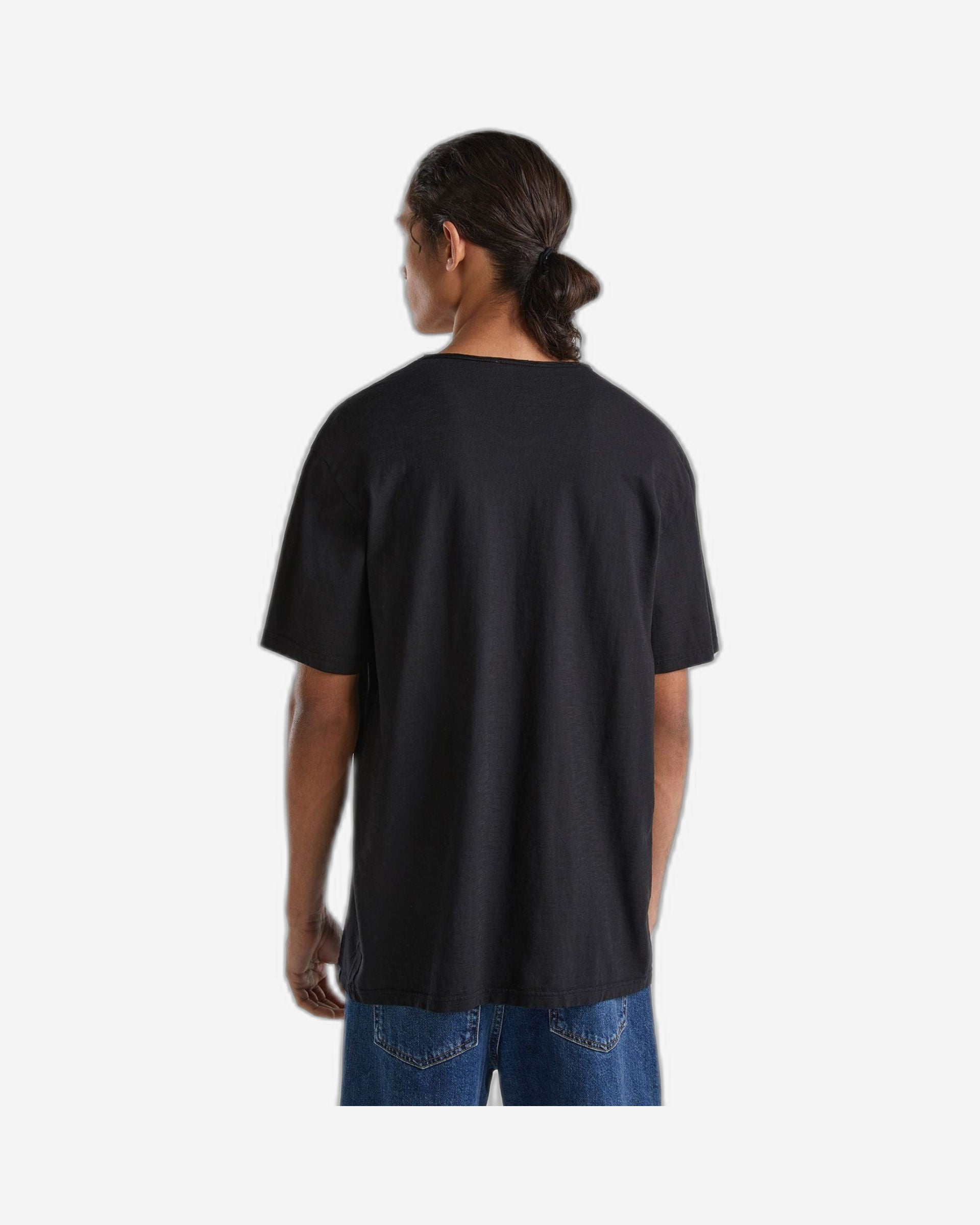 تي شيرت برقبة على شكل حرف V مصنوع من القطن بنسبة 100%