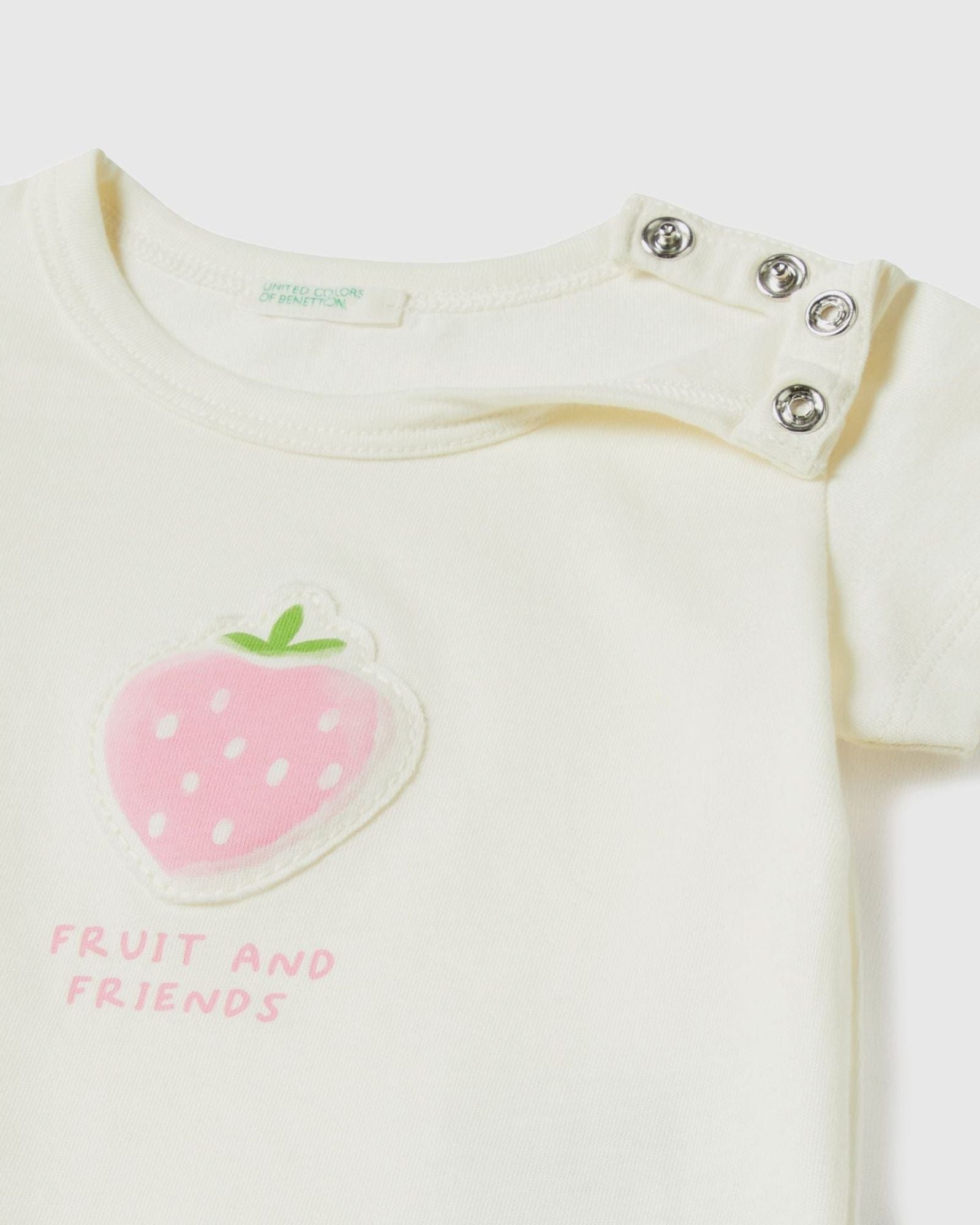 تي شيرت مع رقعة وطباعة