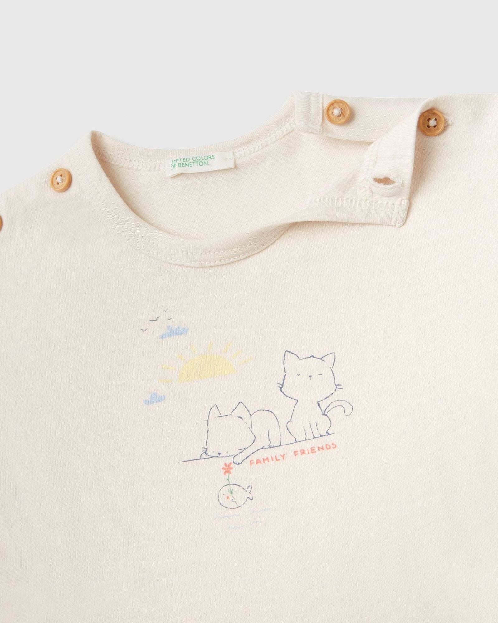 تي شيرت بأكمام قصيرة مع طباعة