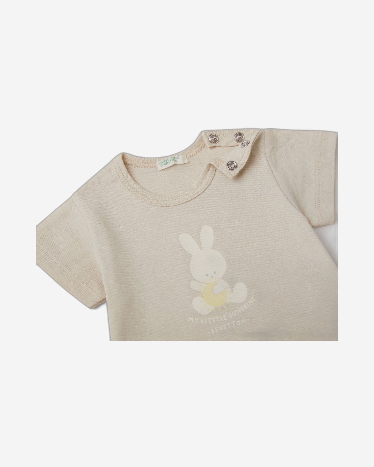 تي شيرت مصنوع من القطن العضوي بنسبة 100%